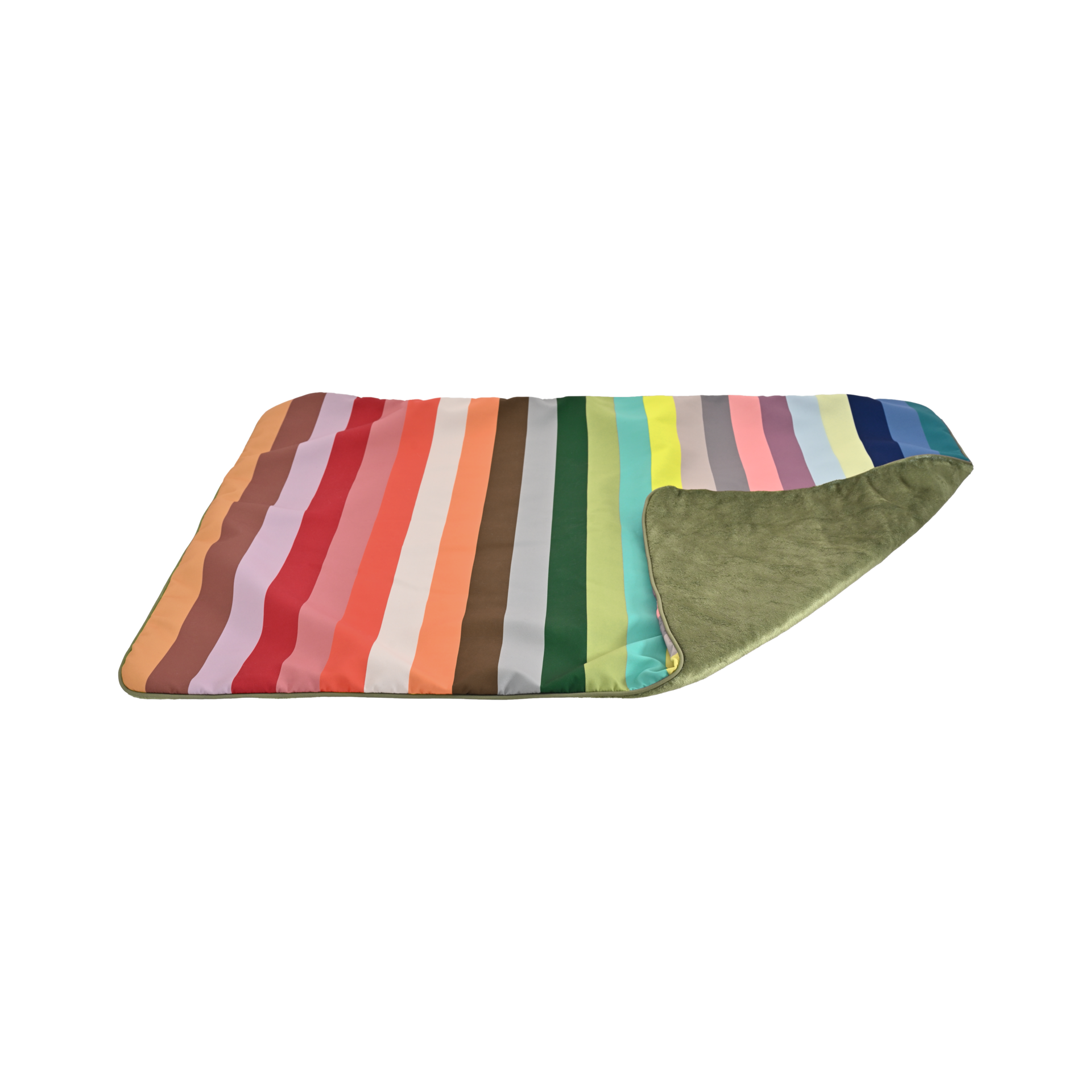 Couverture pour chien colorée avec un dessus rayé en rouge, orange, vert et bleu. Le dessous, visible au niveau des coins, est en peluche douillette vert olive. De forme rectangulaire avec des coins arrondis, légèrement plissée, douce.