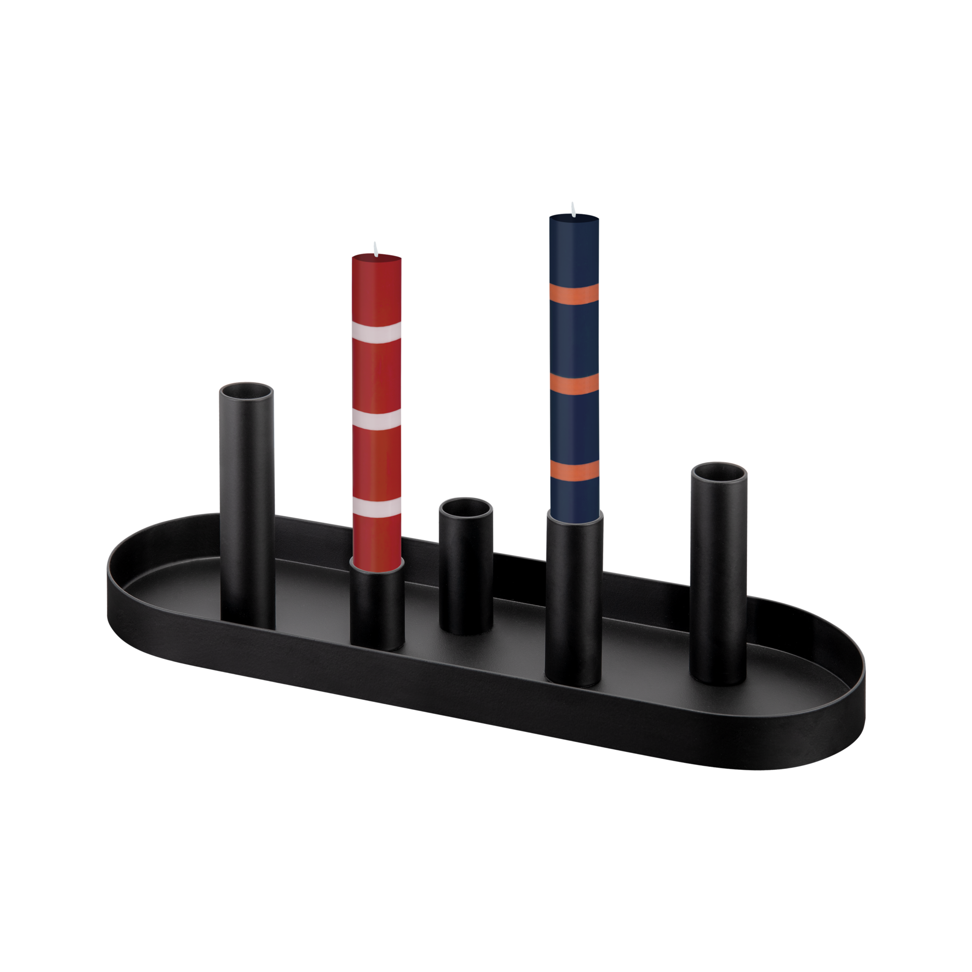 Plateau ovale noir du bougeoir Luna, comportant cinq supports cylindriques de différentes hauteurs. Une bougie rouge à rayures blanches et une bougie bleu foncé à rayures orange sont placées dans deux des supports ; les trois autres sont vides.