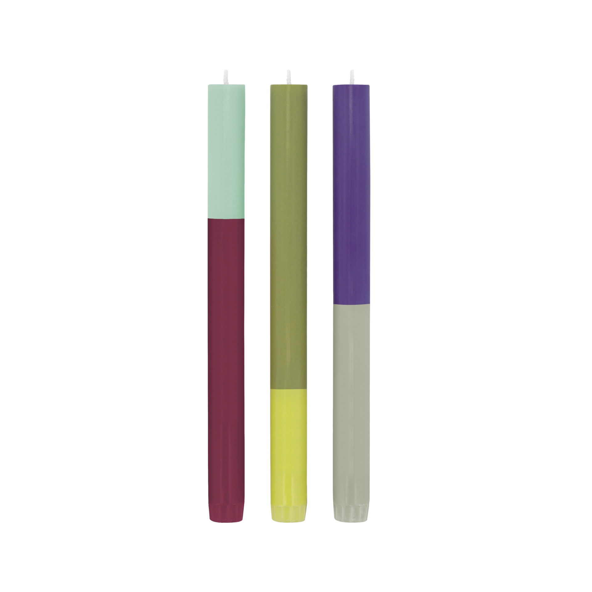 Drei 'Oslo' Stabkerzen im Color-Blocking-Design. Die erste Kerze ist zweifarbig, oben mintgrün und unten weinrot. Die zweite Kerze ist oben olivgrün und unten gelb. Die dritte Kerze ist oben lila und unten hellgrau.