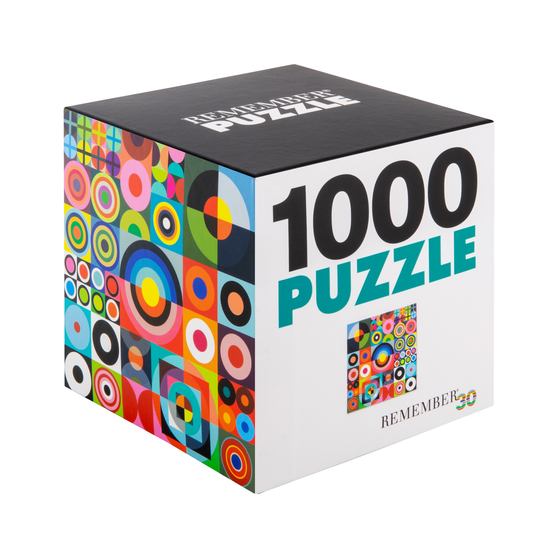 Boîte en carton colorée et cubique pour puzzle 1 000 pièces. Côtés avec motif géométrique de cercles et carrés bleu, vert, rose, orange. En haut : «REMEMBER PUZZLE », à l’avant : « 1000 PUZZLE » ; «REMEMBER 30 » en petit.