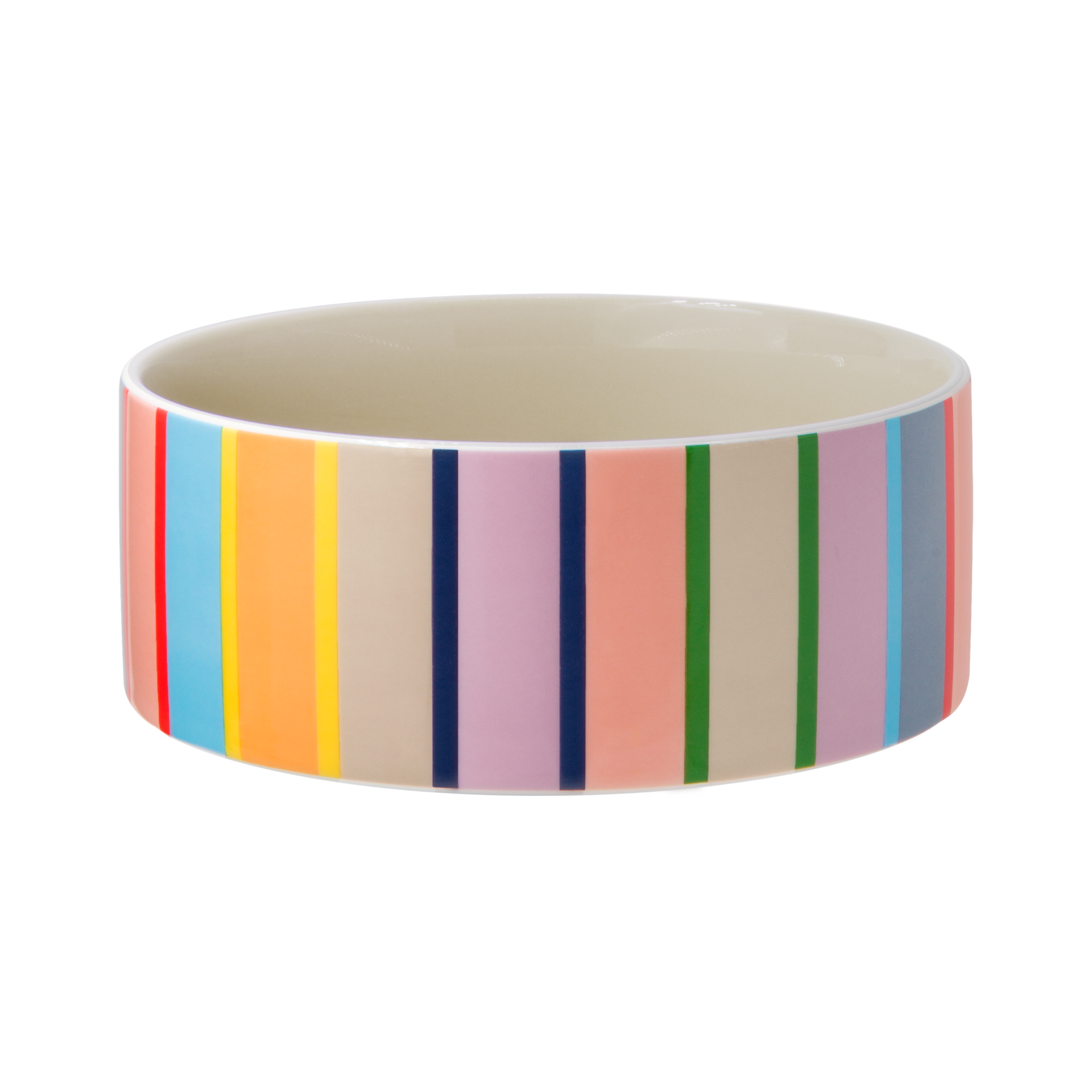 Une gamelle ronde en grès, ornée à l'extérieur d'un motif rayé coloré composé de bandes verticales rouges, jaunes, bleues, vertes et dans des tons pastel. L'intérieur est émaillé d'une couleur claire et unie. La gamelle repose sur un fond blanc.