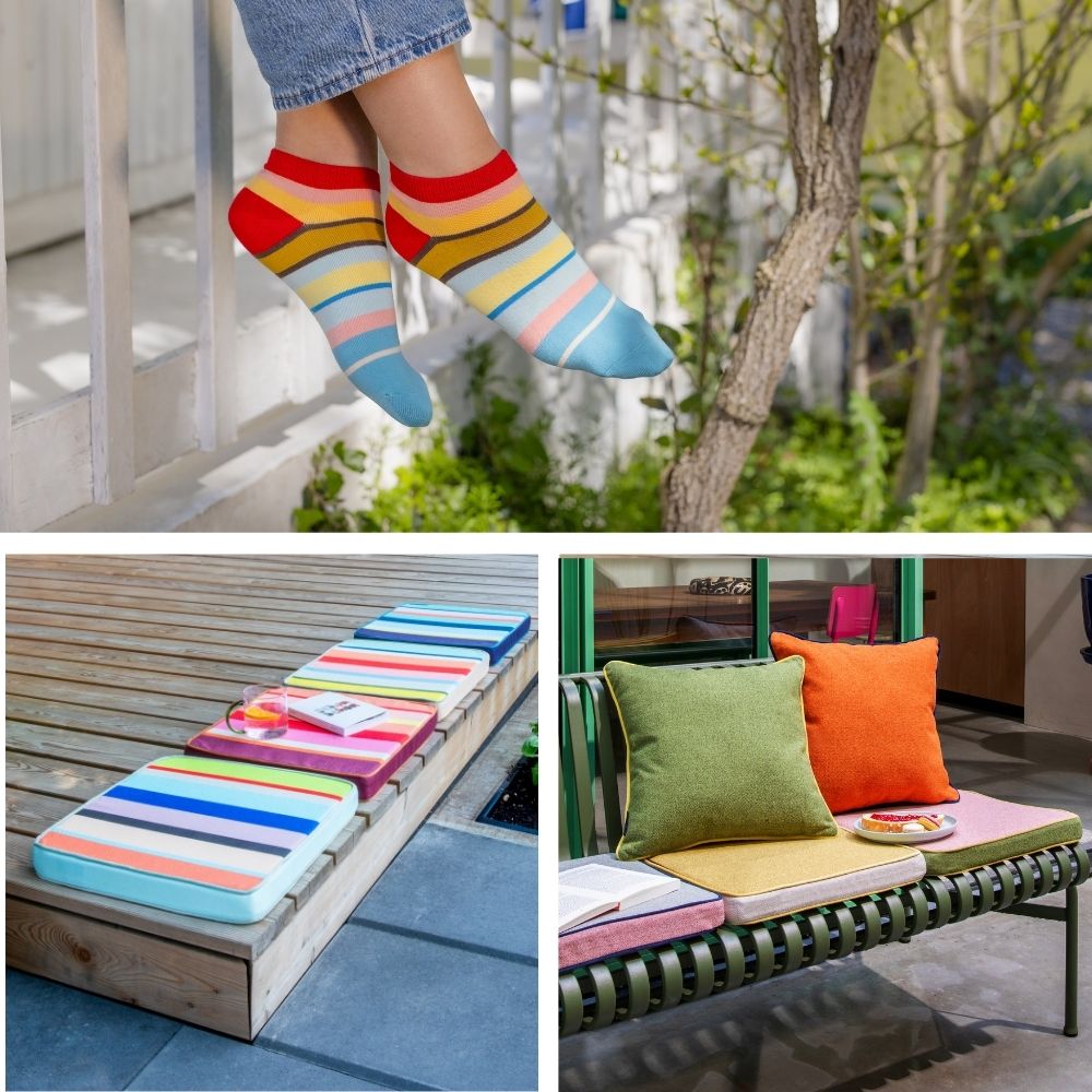 Des jambes se balançant dans des chaussettes colorées. Deux bancs avec des coussins : un banc en bois avec des coussins rayés, un livre et un verre. Un banc en métal vert avec coussins verts, orange et jaunes, et un petit gâteau.