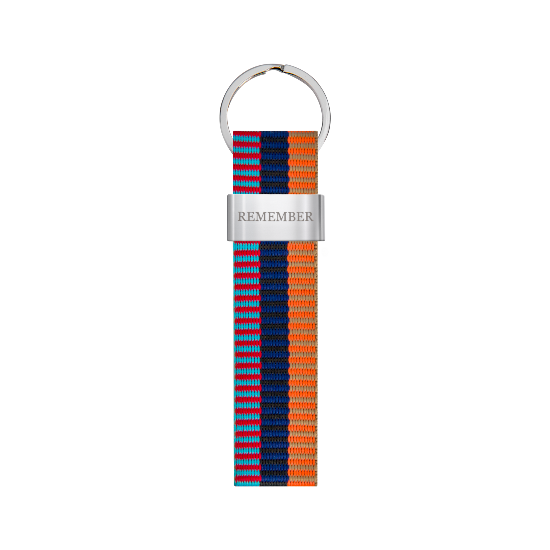 Lanière allongée à rayures colorées : bandes verticales rouges, bleu clair, bleu foncé et orange, entrecoupées de fines lignes horizontales. Au centre, une plaque métallique argentée portant l'inscription «REMEMBER », et un anneau rond en haut.