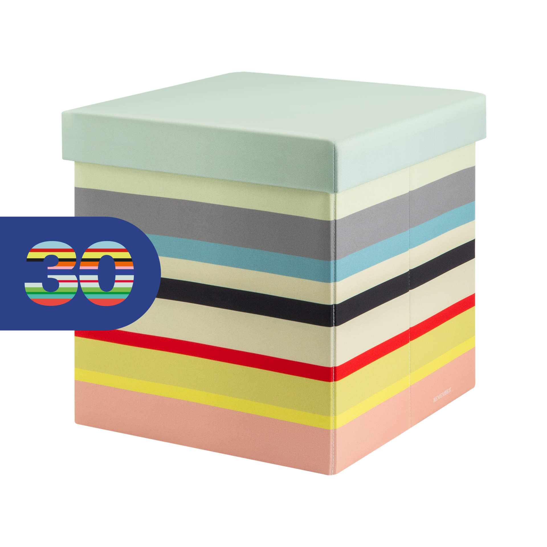 Boîte-siège cubique avec un couvercle vert clair. Côtés ornés de rayures horizontales dans les tons jaune pastel, gris, bleu clair, noir, rouge, jaune vif et pêche tendre, caractéristiques de la gamme « Remember 30 ». Siège et espace de rangement.