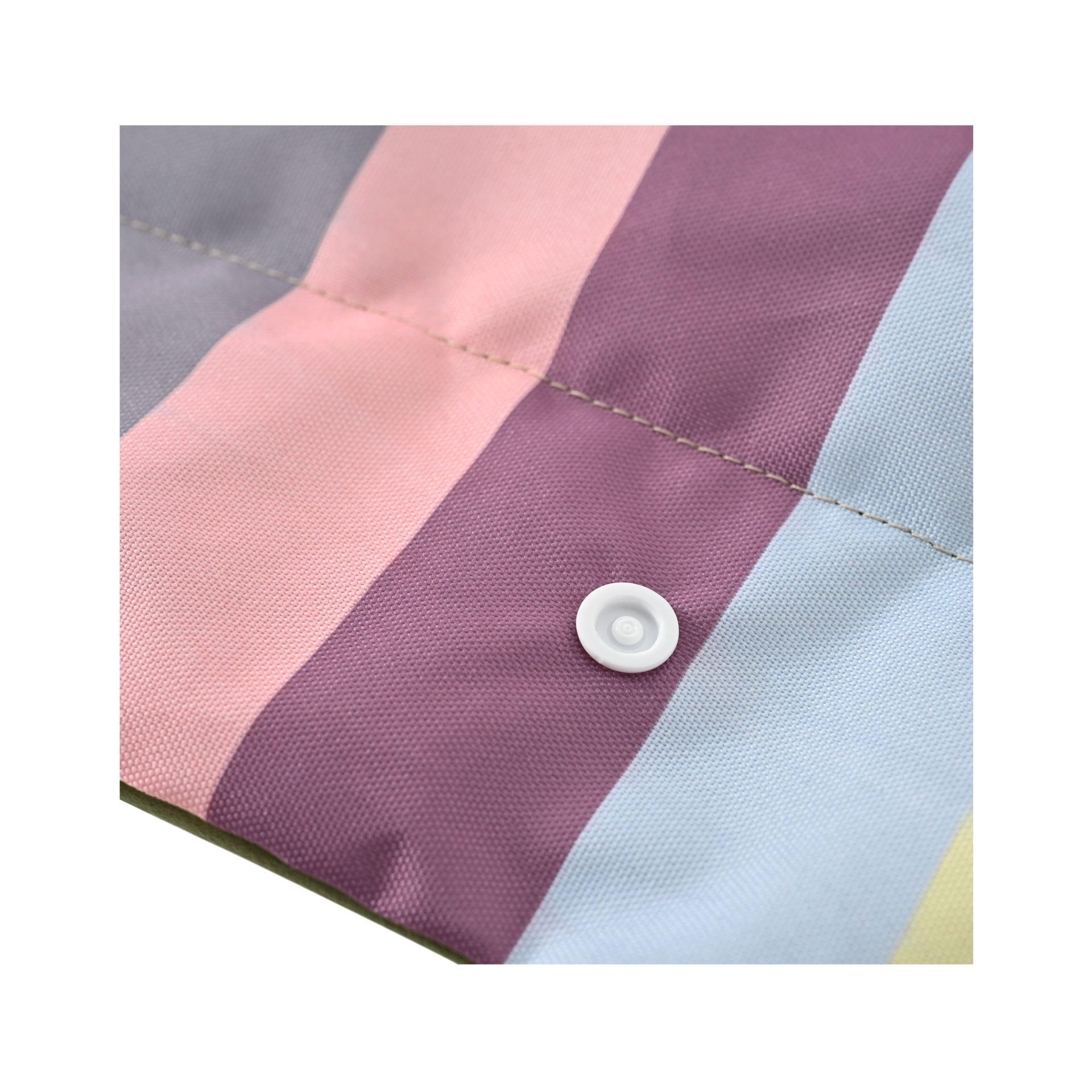 Gros plan sur la couverture pour chien colorée et rayée « Ronja », avec larges rayures pastel gris, rose, violet et bleu clair, séparées par de fines coutures. Un bouton-pression blanc sur la rayure violette met en valeur le pliage.