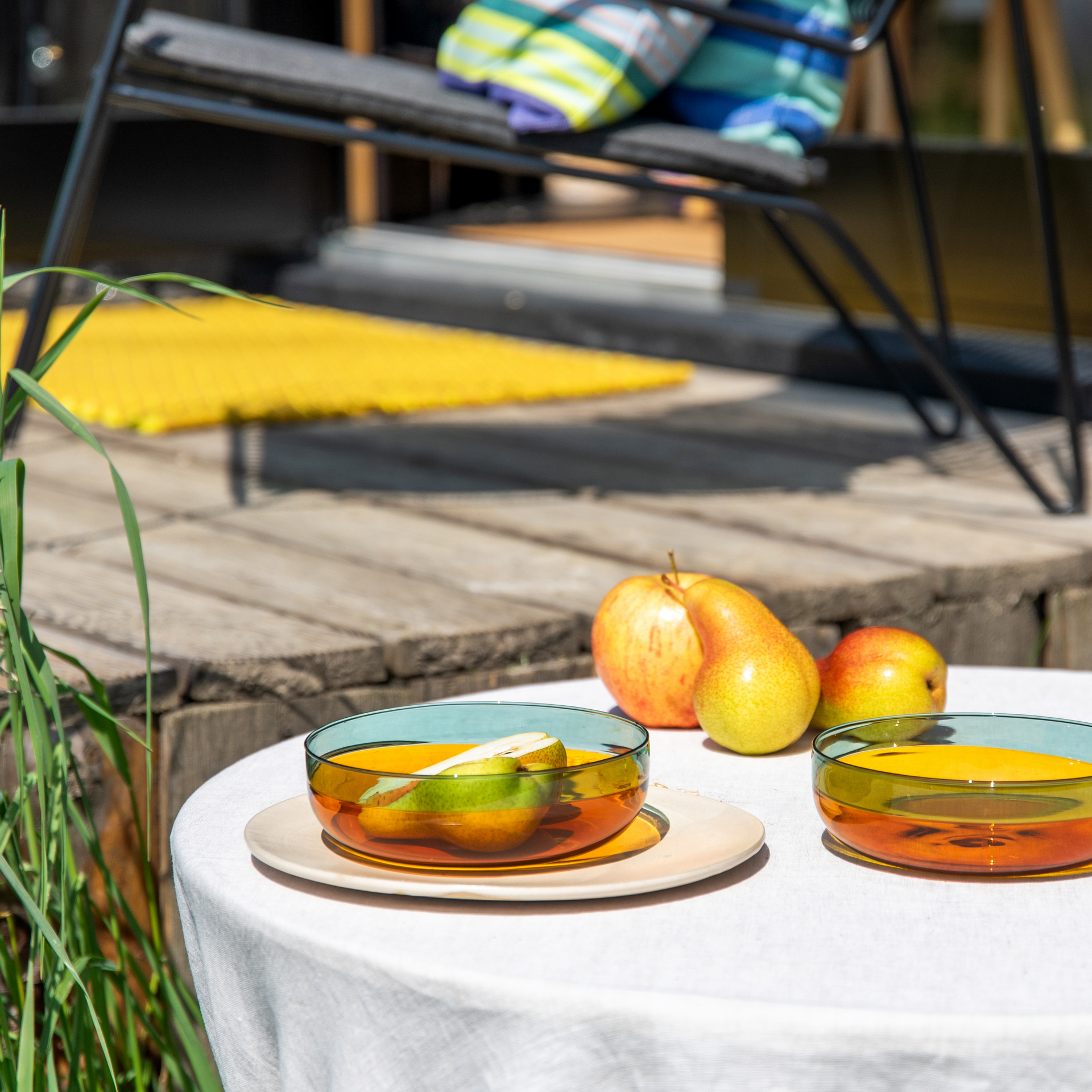 Zwei Glasschälchen im 'amber' Design, gestapelt. Die Schälchen haben einen grünen oberen Rand und einen amberfarbenen unteren Teil.