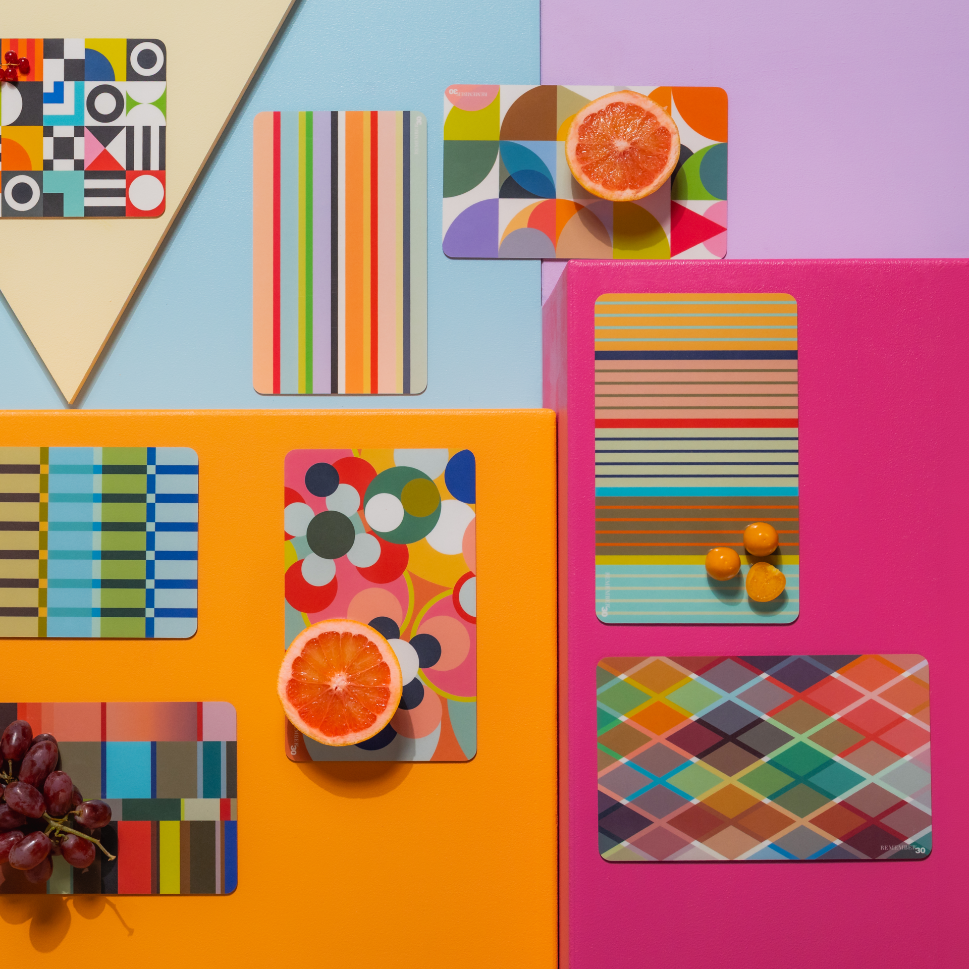 Planche à déjeuner rectangulaire avec un motif en losange coloré. À gauche, une forme bleue avec le chiffre 30 en bandes colorées.