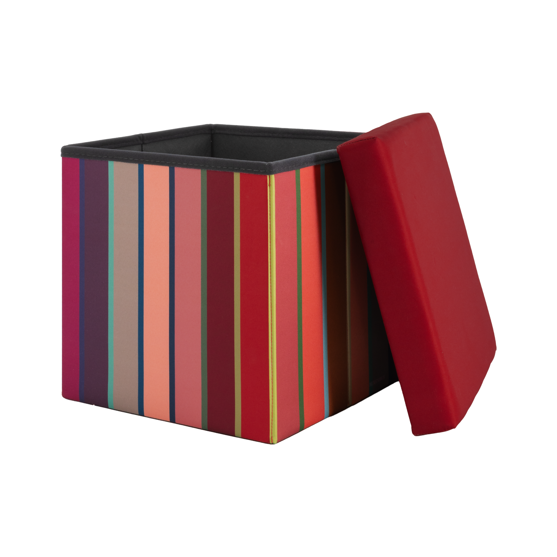 Boîte-siège carrée ornée d'un motif à rayures verticales colorées dans les tons rouge, orange, rose, beige, vert, bleu et violet. Le couvercle rembourré rouge est entrouvert, laissant entrevoir l'intérieur sombre et vide.