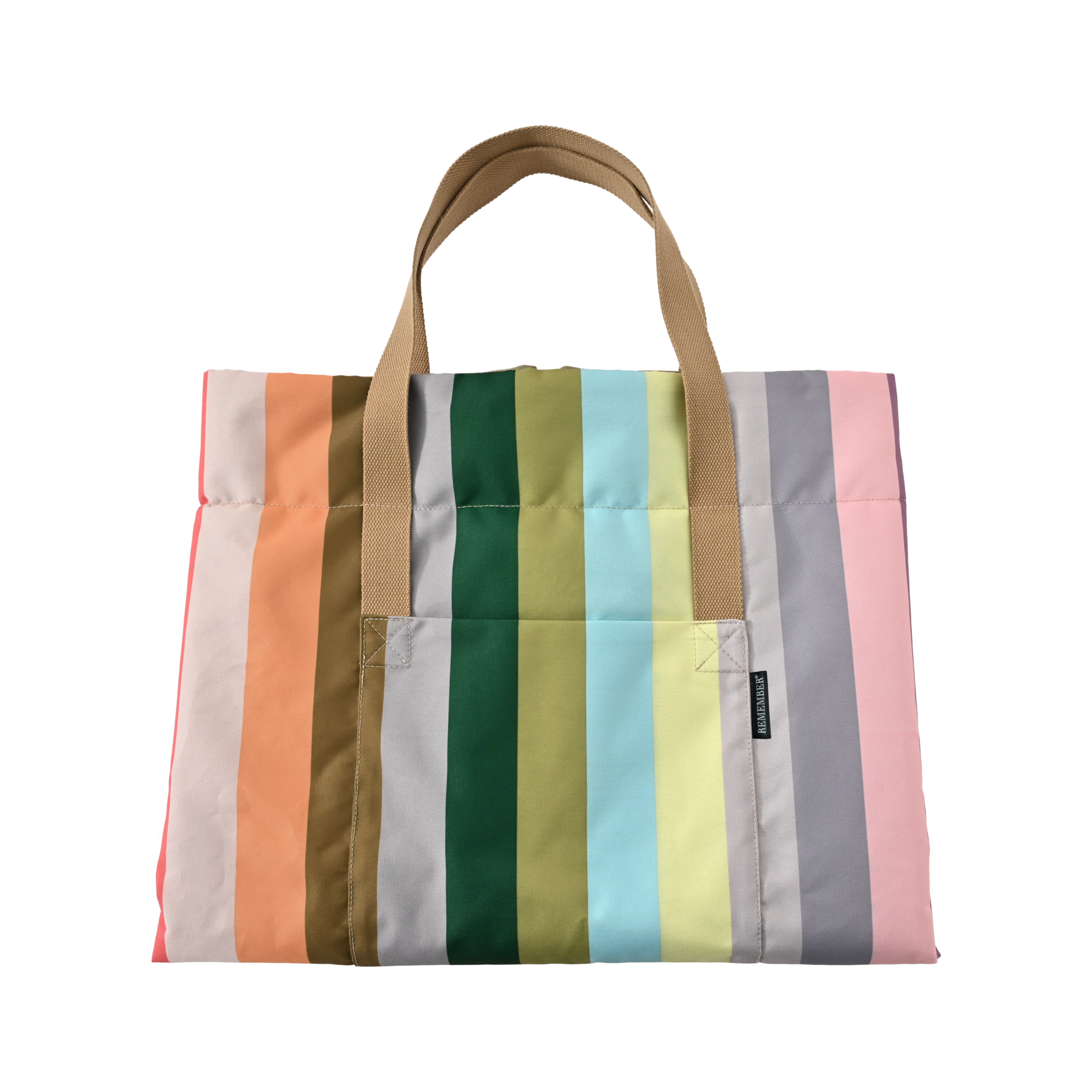 Sac de transport rectangulaire coloré, fait avec la couverture d’extérieur pour chien Ronja pliée. Rayures verticales rose saumon, marron clair, vert foncé, bleu clair, jaune et gris. Deux poignées marron. Poche avant avec étiquette «REMEMBER».