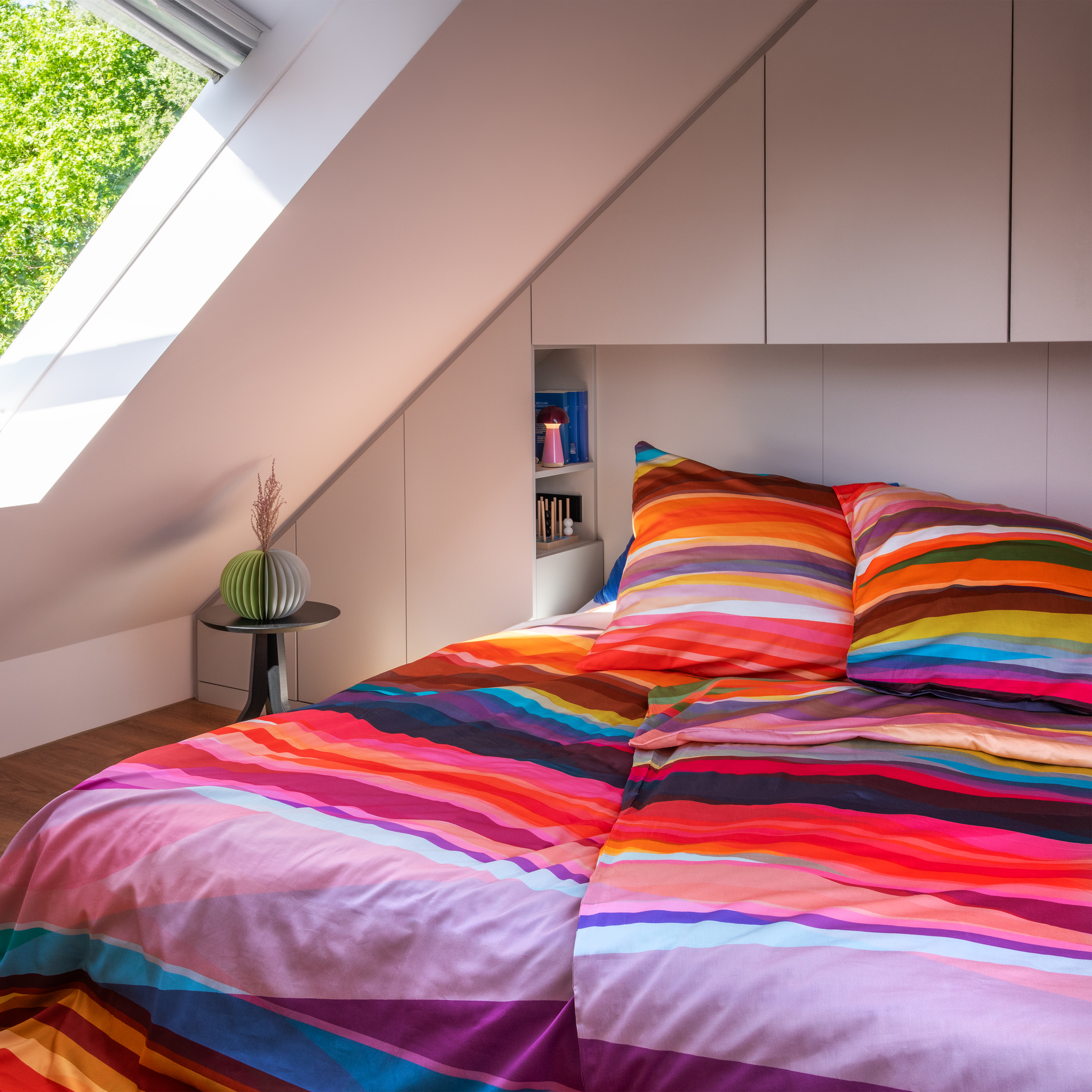 Parure de lit 'Mateo' en 155 x 220 cm avec taie d'oreiller, rayée dans des couleurs vives.