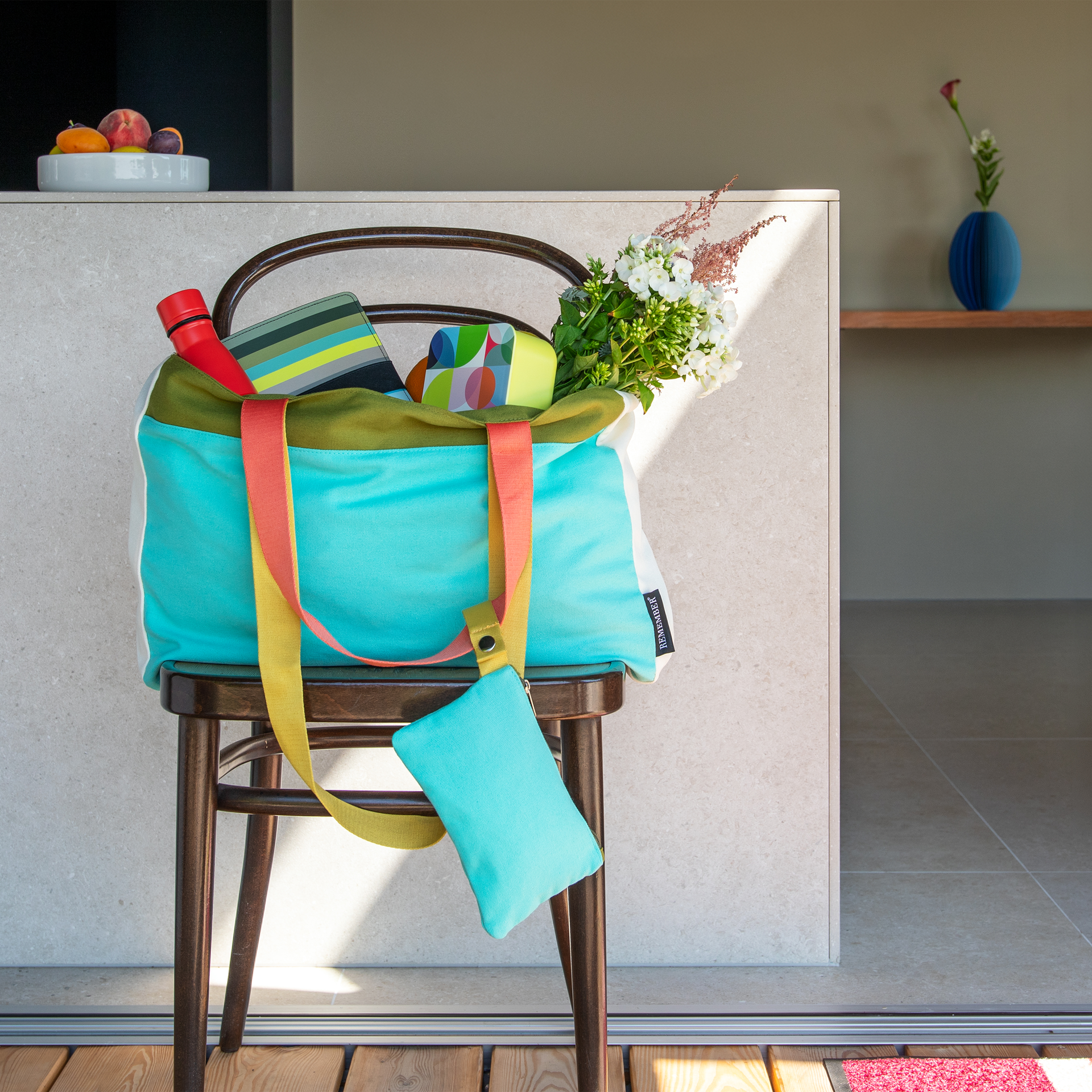 Sac en toile 'Luca' en bleu, vert, beige, jaune et orange avec poche courte.