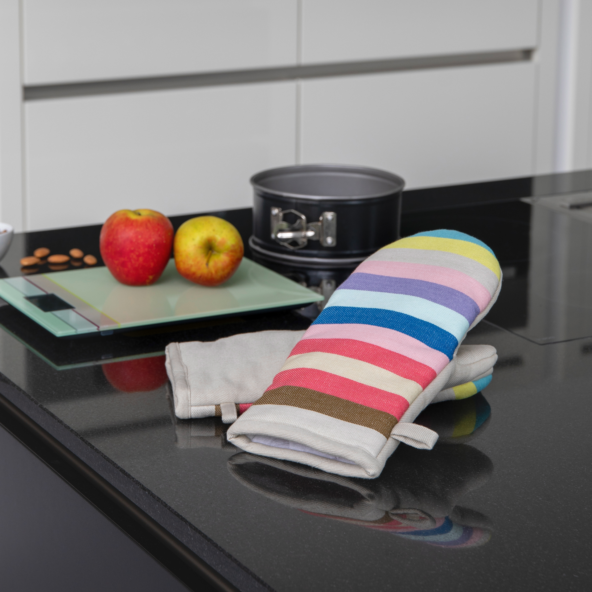 Zwei Ofenhandschuhe im Set, gestreift in Gelb, Grau, Rosa, Lila, Blau und Türkis. Die Handschuhe liegen übereinander. Eine Schlaufe zum Aufhängen ist sichtbar.