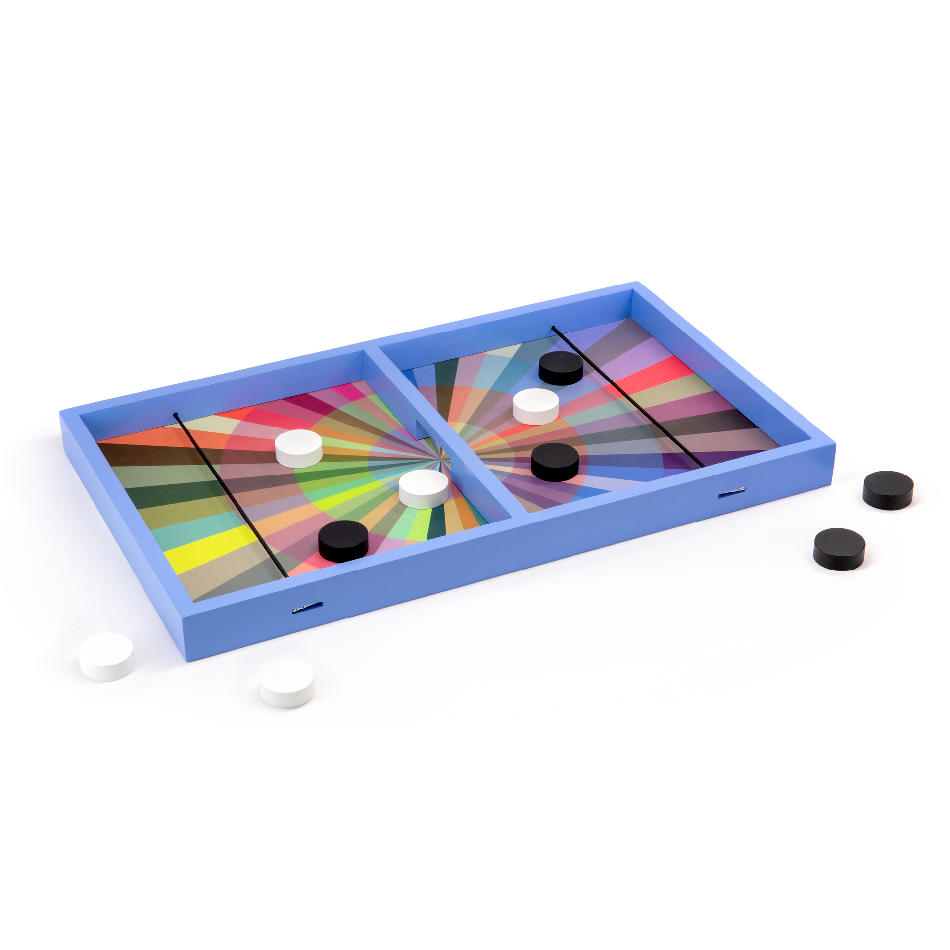 Plateau de jeu en bois bleu clair, horizontal, divisé en deux moitiés. Chaque moitié présente un motif arc-en-ciel coloré disposé en rayons. Des élastiques noirs sont tendus en travers des cases. Des palets noirs et blancs sont à disposition.
