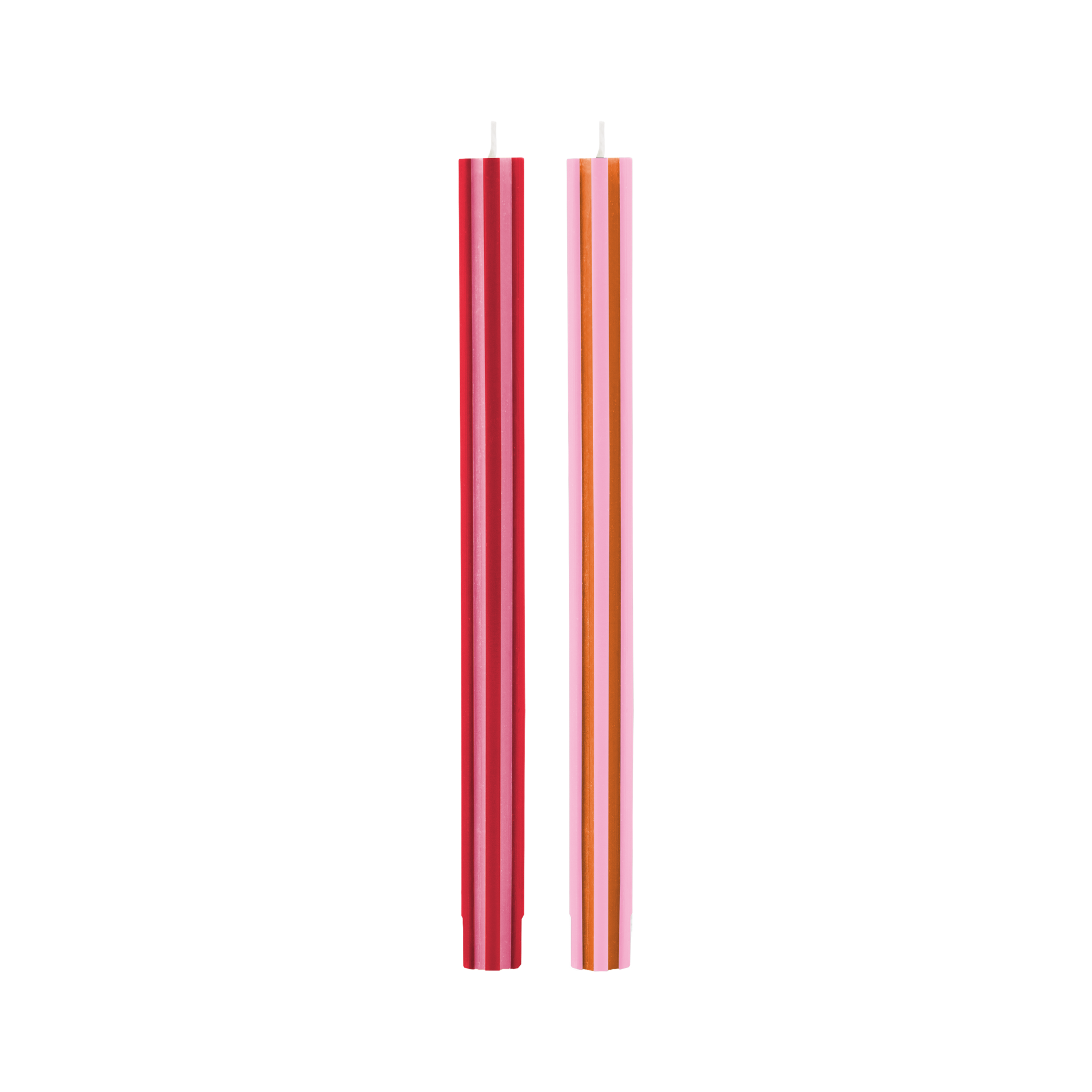 Due candele a bastoncino scanalate. Una a strisce rosse/rosa, l'altra rosa/arancio.