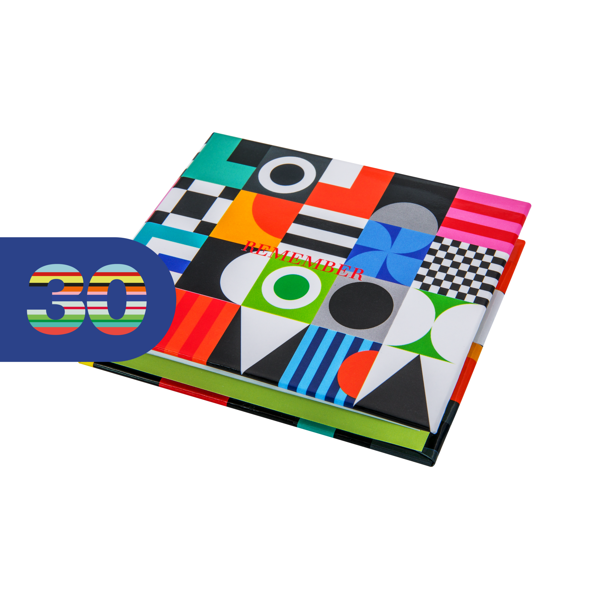 Pile de blocs-notes Memolino colorés. Dessus: motif géométrique abstrait et vivant (carrés, cercles, triangles) tons rouge, bleu, vert, jaune, noir, blanc, rose. En rouge: «REMEMBER». À gauche: «30» coloré superposé.