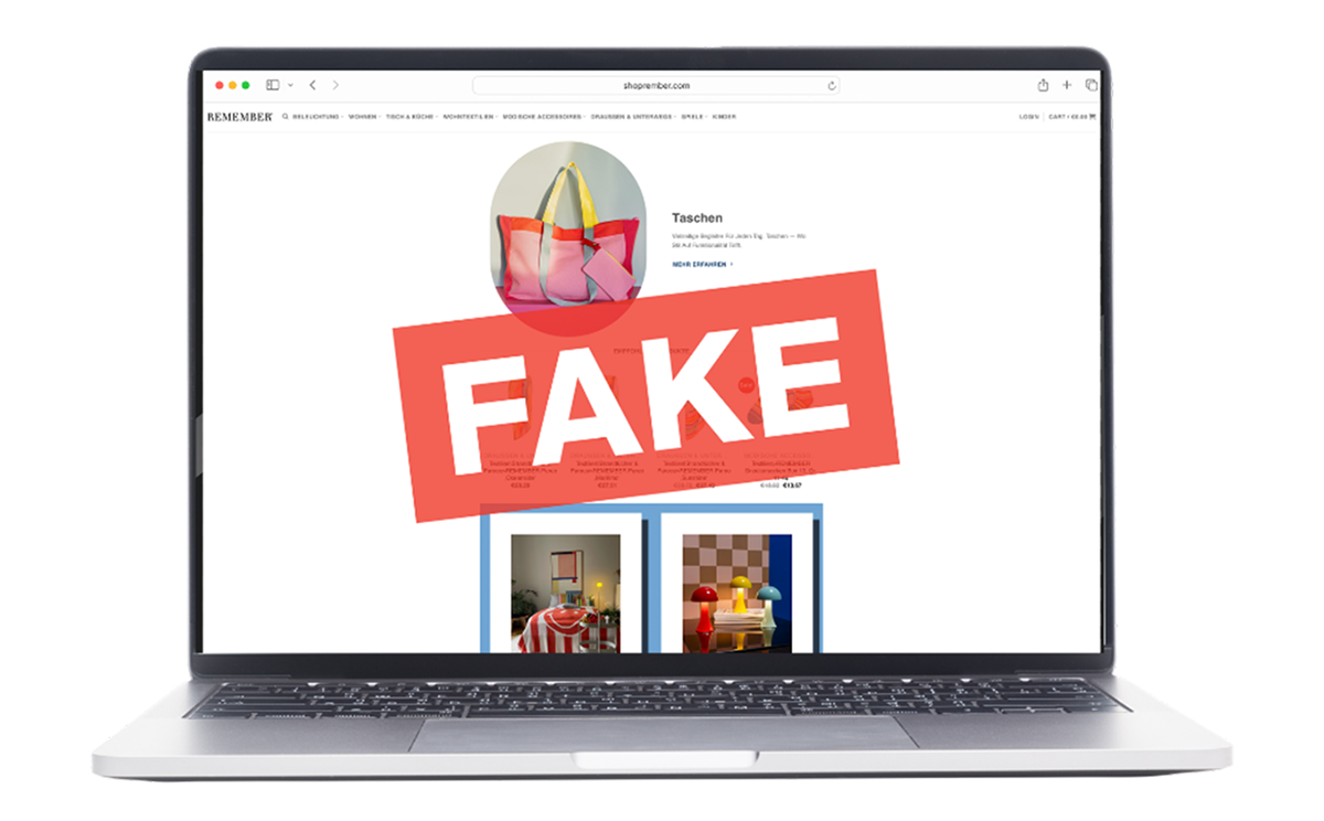 Ein geöffneter Laptop zeigt eine E-Commerce-Website mit bunten Taschen und Wohnaccessoires. Über dem Bildschirm liegt ein großes, schräges rotes Rechteck mit dem weißen Wort „FAKE“, das auf eine Fälschung hinweist. Hintergrund weiß.