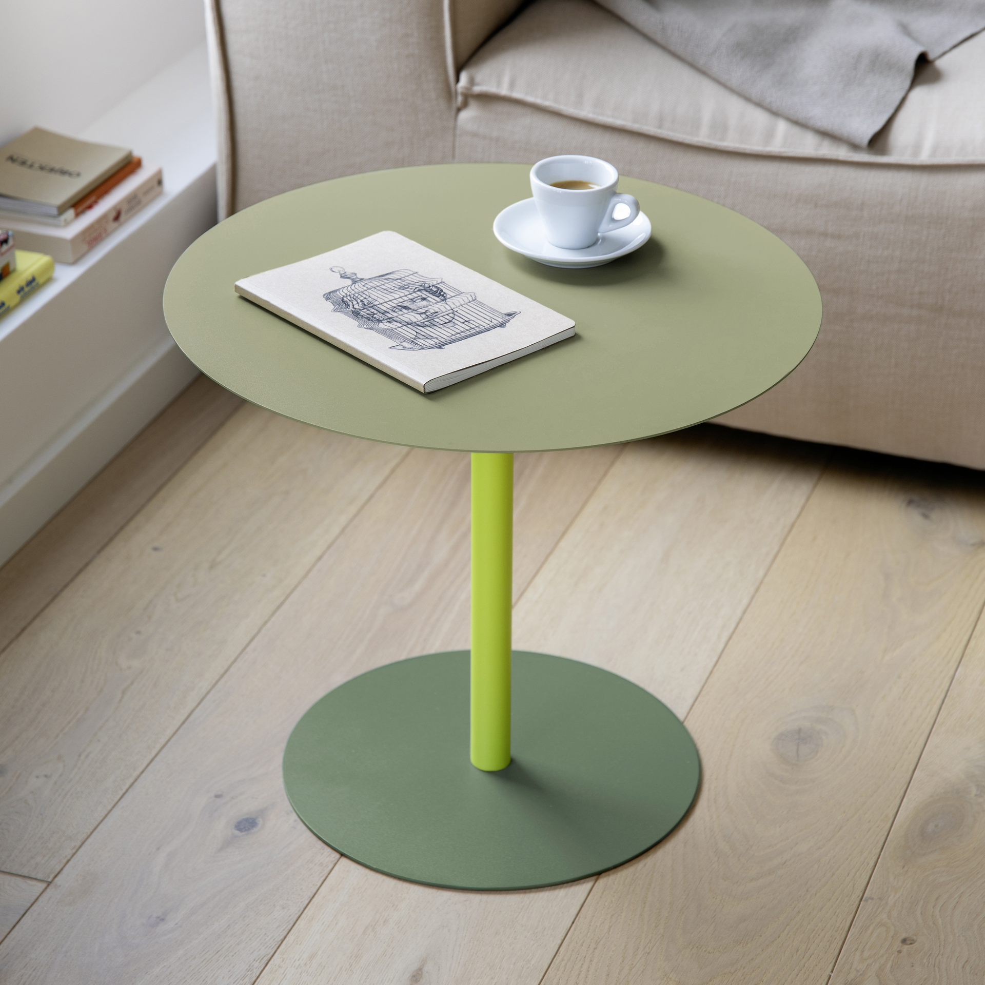 Table d'appoint ronde Rondo au design minimaliste. Le plateau est de couleur vert olive clair et repose sur un pied cylindrique élancé de couleur vert citron vif. Une base ronde de couleur vert foncé assure sa stabilité.