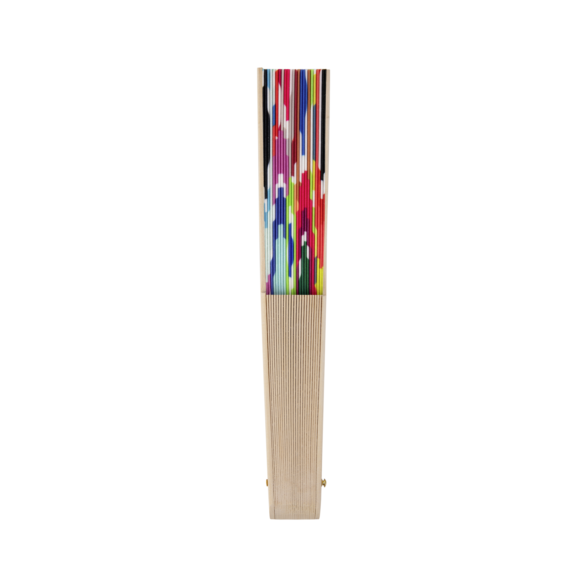Ein geschlossener Fächer mit einem Griff aus hellem Holz. Das obere Ende ist mit bunten, vertikalen Streifen in Rot, Blau, Grün und Pink verziert.