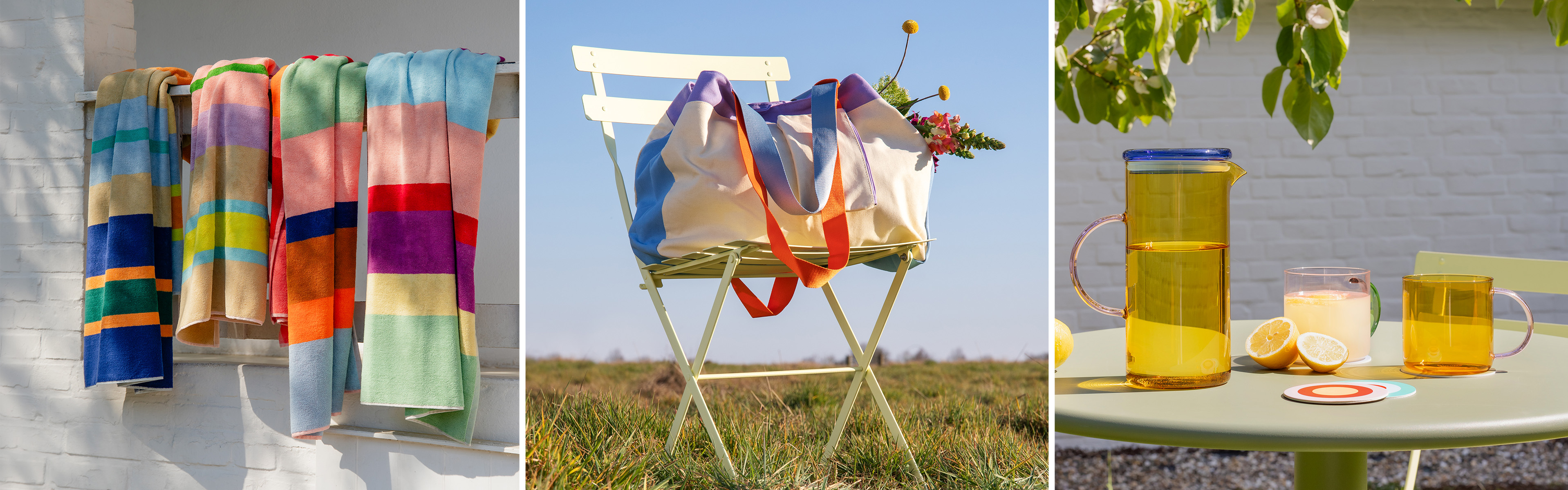 Dreiteilige Szene mit Sommerobjekten: Links hängen bunte, gestreifte Badetücher an einer weißen Ziegelwand. In der Mitte ein hellgrüner Klappstuhl im Gras mit großer bunter Tasche und Blumen. Rechts grüner Tisch mit Krug, Gläsern und Zitronen.