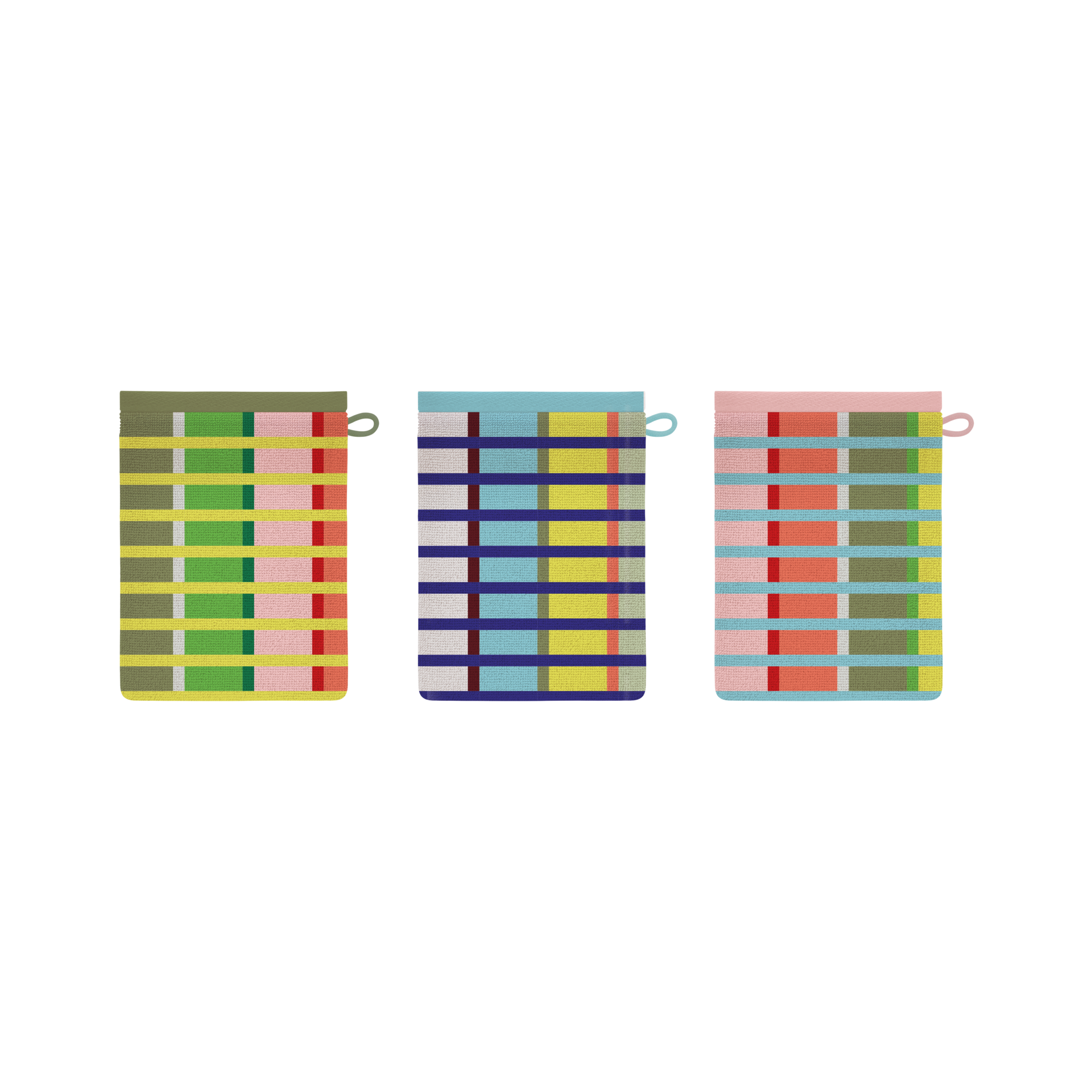 Trois gants de toilette Kaido disposés côte à côte sur un fond blanc, avec un motif à rayures et une boucle de suspension : à gauche vert-jaune-rose-rouge, au centre bleu-jaune-marron, à droite des tons pastel : bleu clair, rose, rouge, vert.