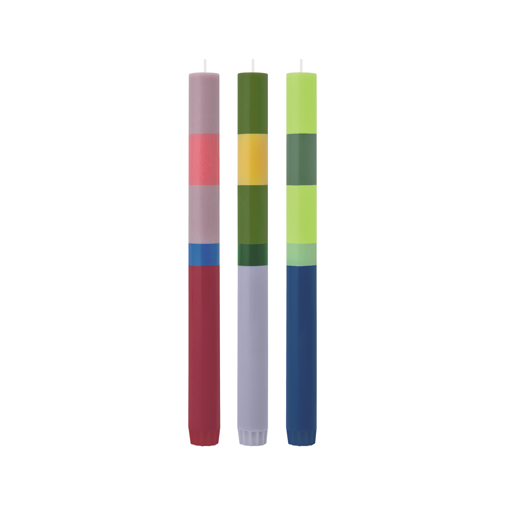 Drei Stabkerzen aus dem 'Milano' Set in Color-Blocking-Optik. Die Farben sind Lila-Rot, Grün-Gelb und Limette-Blau. Die Kerzen sind nebeneinander vor einem weißen Hintergrund platziert.