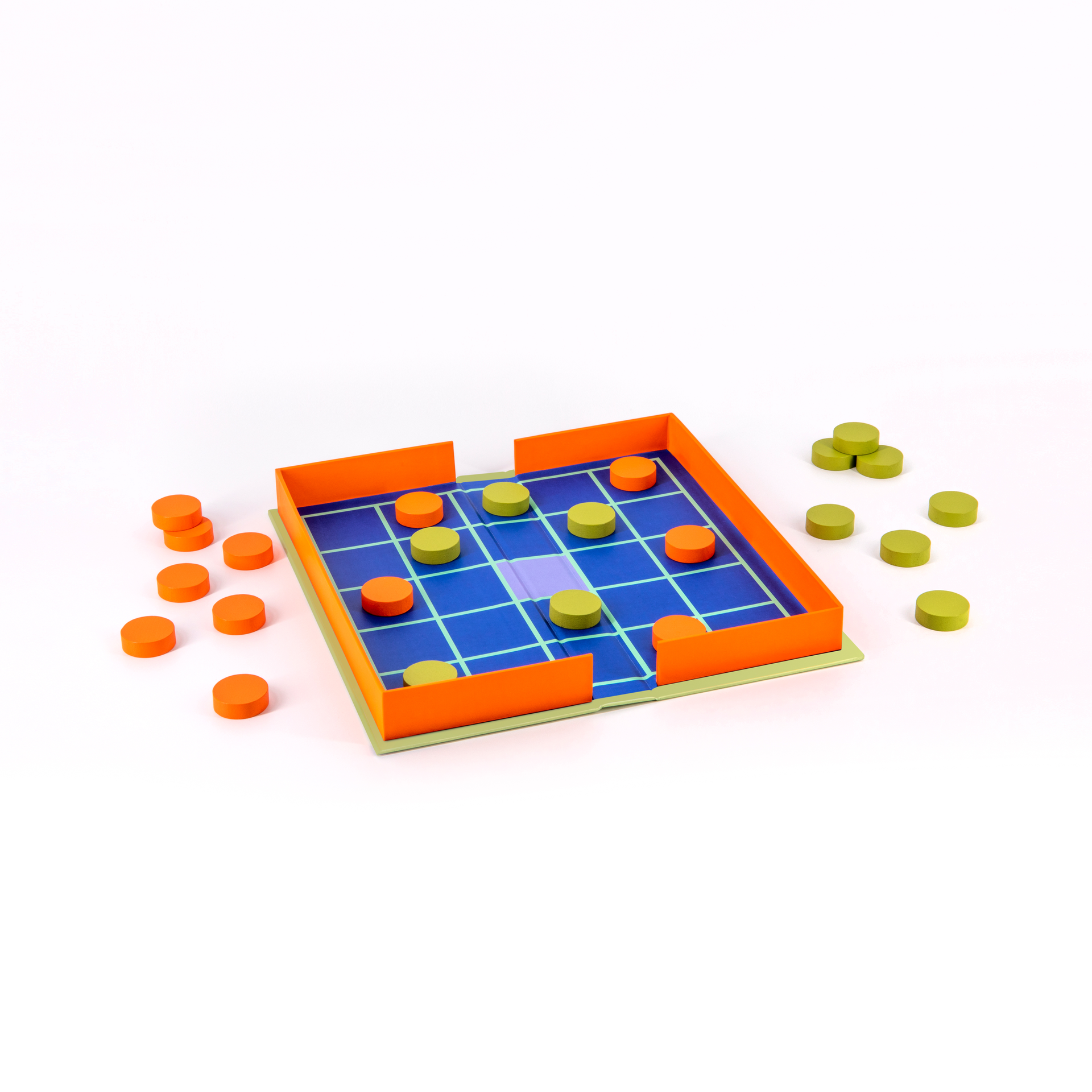 Ein Seega-Spielbrett mit orangem Rand und blauen Feldern. Grüne und orangefarbene Spielsteine liegen auf dem Brett und daneben.