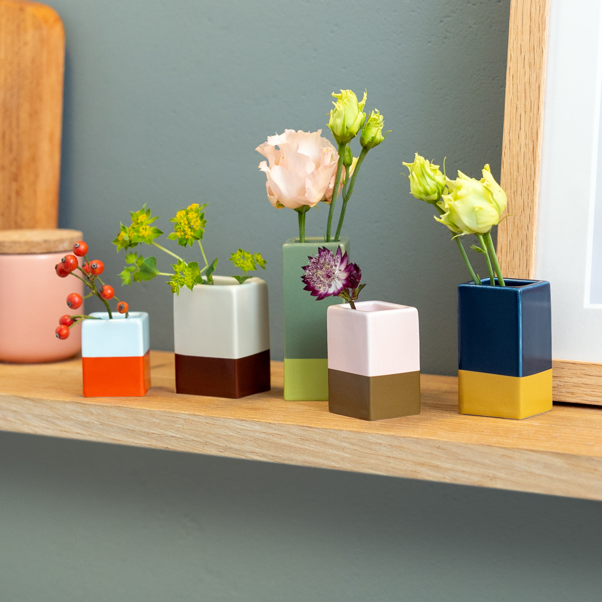 Fünf unterschiedlich hohe Mini-Vasen im „Dip Dye“-Look in den Farben blau-gold, grün-hellgrün, rosa-braun, hellblau-rot und beige-braun.