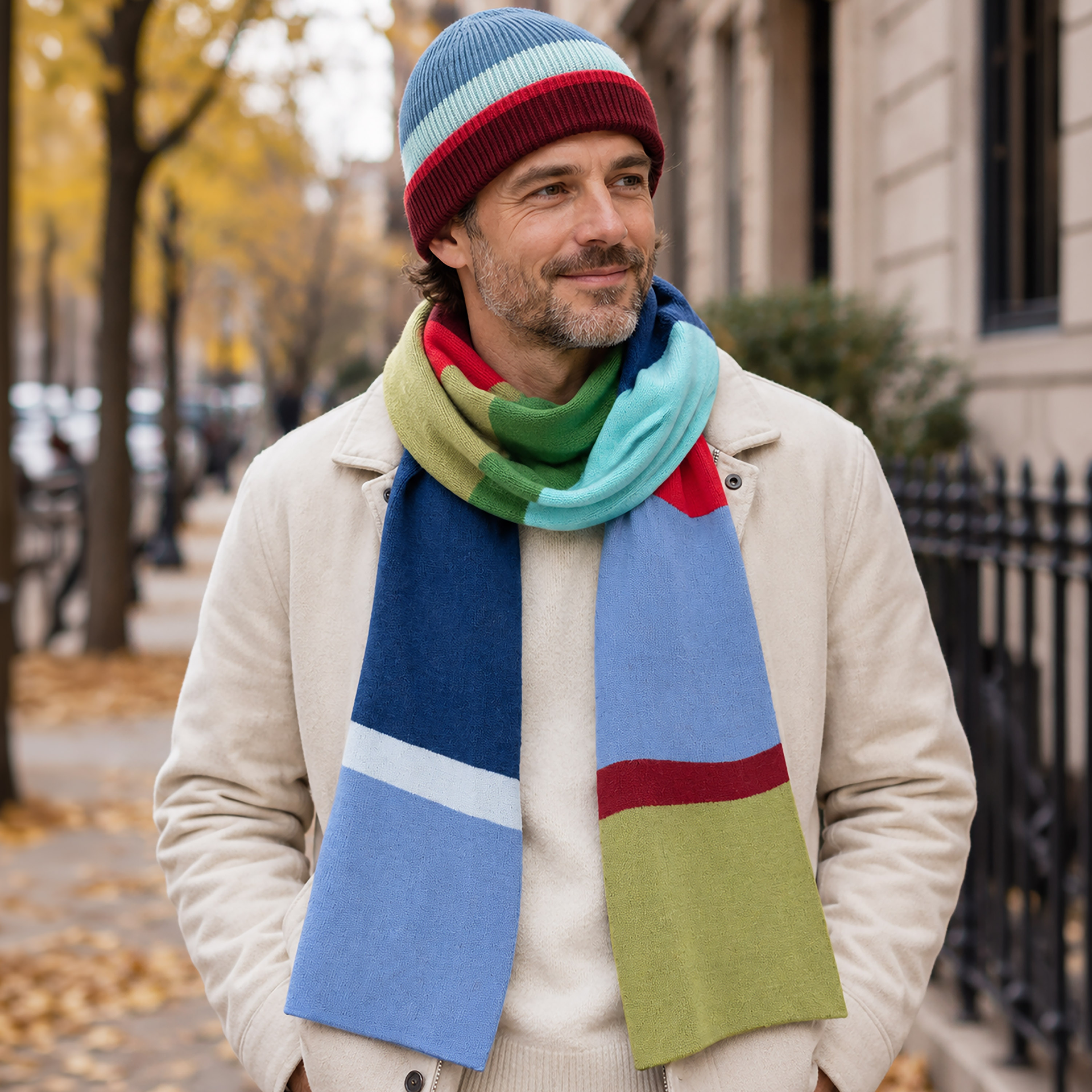 Écharpe douce multicolore en laine et cachemire, plissée avec art et ornée de larges rayures transversales. Nuances de bleu (foncé et clair), vert olive, vert, turquoise et rouge éclatant. Chaleureuse.