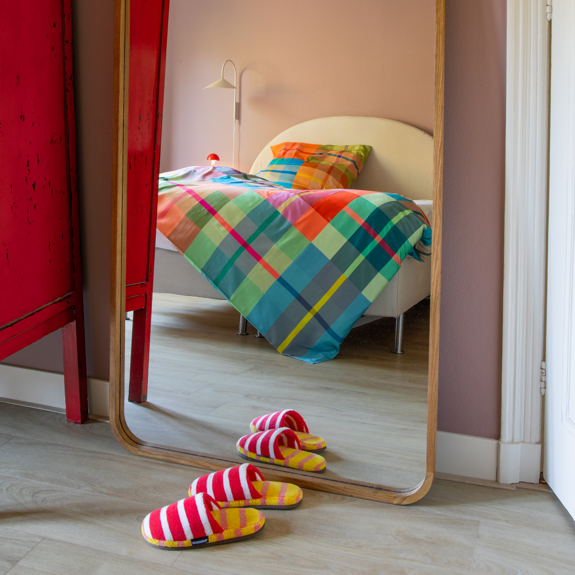 Linge de lit « Dundee » au motif à carreaux éclatant. La housse de couette et les deux taies d'oreiller arborent un motif coloré composé de lignes roses, orange, bleues, vertes, jaunes, marron et grises. Tissu en satin de Mako doux comme de la soie.