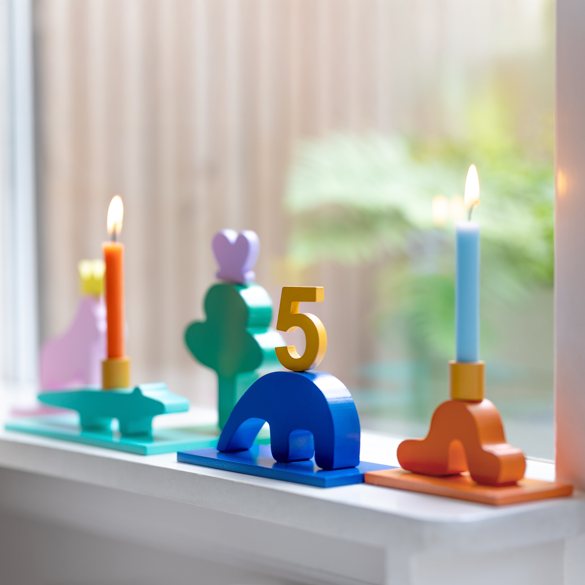 Geburtstagszug 'Animals': Bunte Holzfiguren mit Kerzen und der Zahl 5. Tierfiguren als Kerzenhalter.