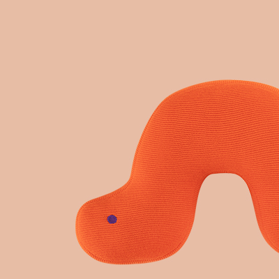 Abstraktes orangefarbenes Objekt mit blauem Punkt auf beigem Hintergrund. Die Form erinnert an ein stilisiertes Tier oder eine Welle. Textur ist sichtbar.