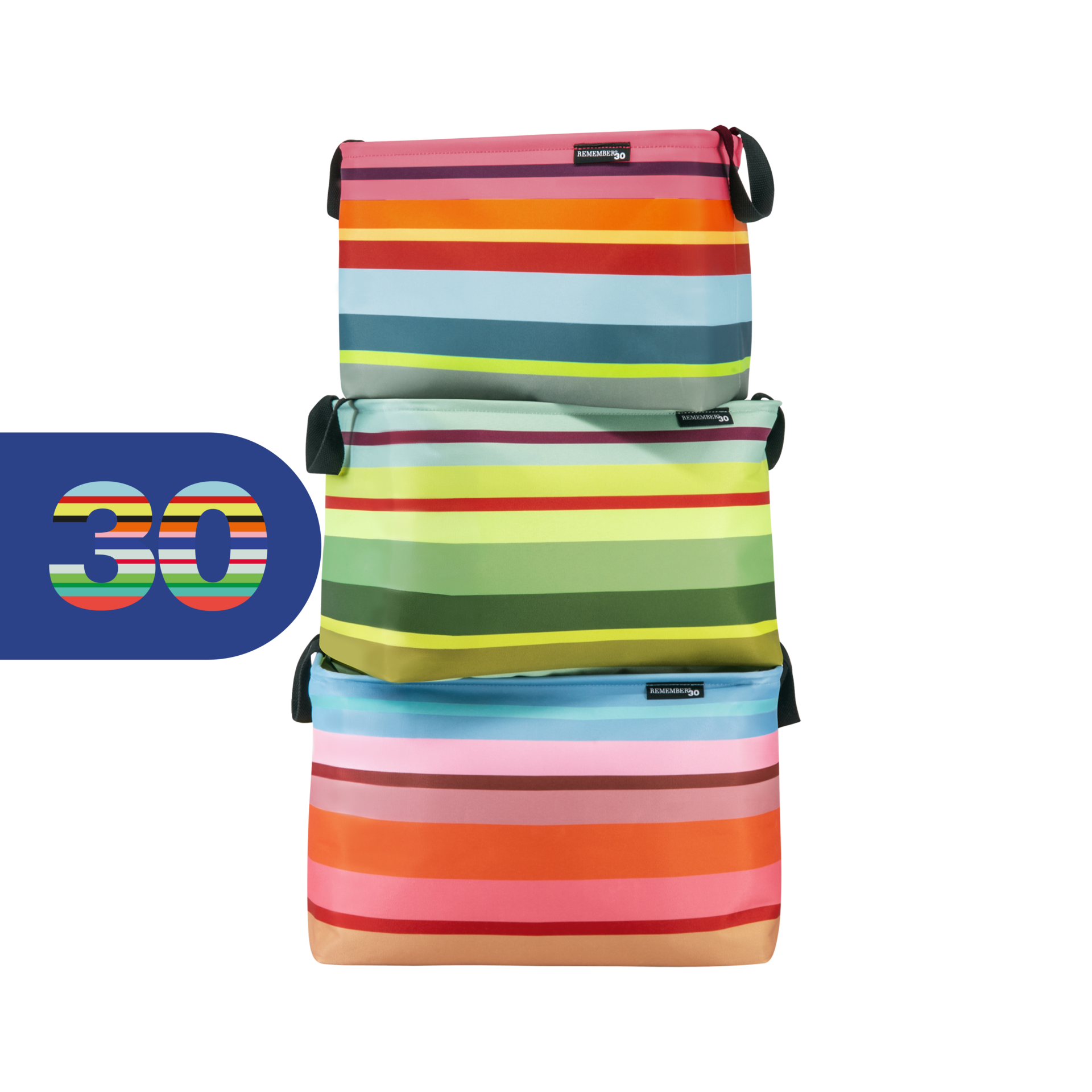 Trois paniers de rangement Nesa empilés, de tailles différentes, ornés de rayures horizontales aux couleurs vives dans les tons de rose, orange, bleu et vert. Chaque panier est muni de poignées noires. À gauche, un fond bleu portant le chiffre 30.