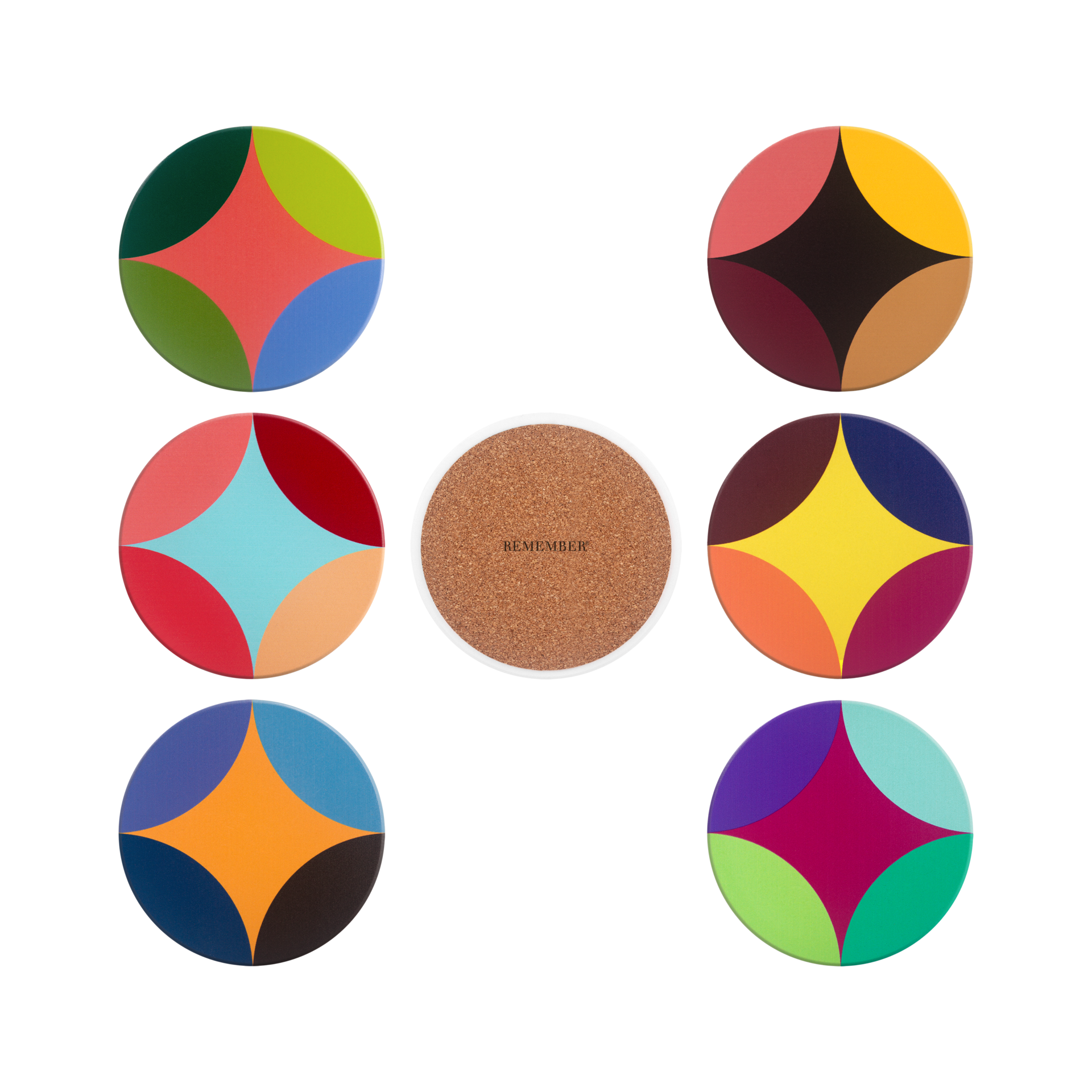 Lot de six dessous-de-verre ronds en céramique, chacun avec un motif abstrait unique et coloré composé de quatre segments de couleur et d’un diamant central. Un septième est retourné, face inférieure en liège «REMEMBER».