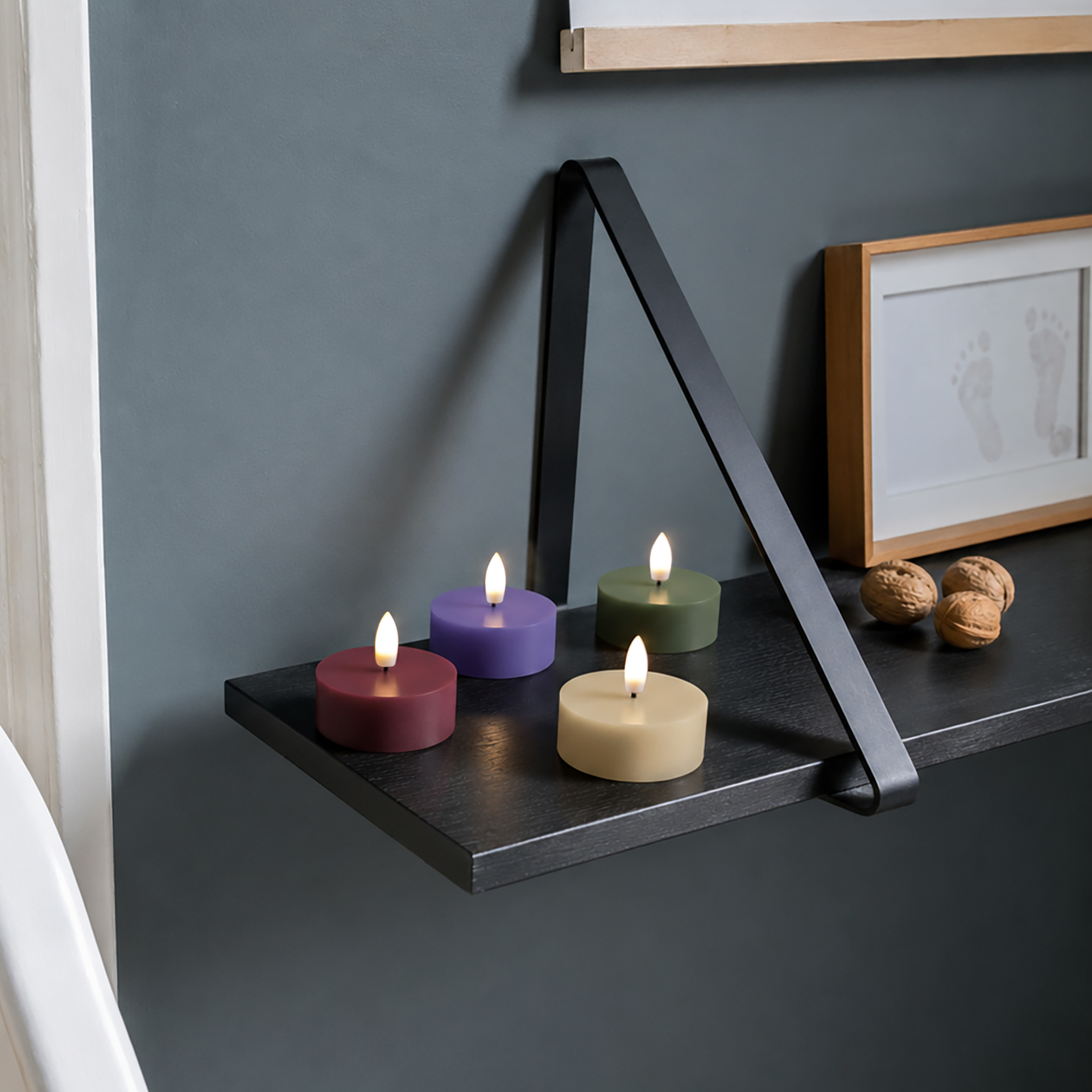 Lot de 4 bougies chauffe-plat LED Nora : quatre bougies rouge foncé, violet, vert foncé et beige. Avec mèche sphérique en plastique réaliste, lumière blanc chaud, enrobage en cire de paraffine. Sûres et chaleureuses.