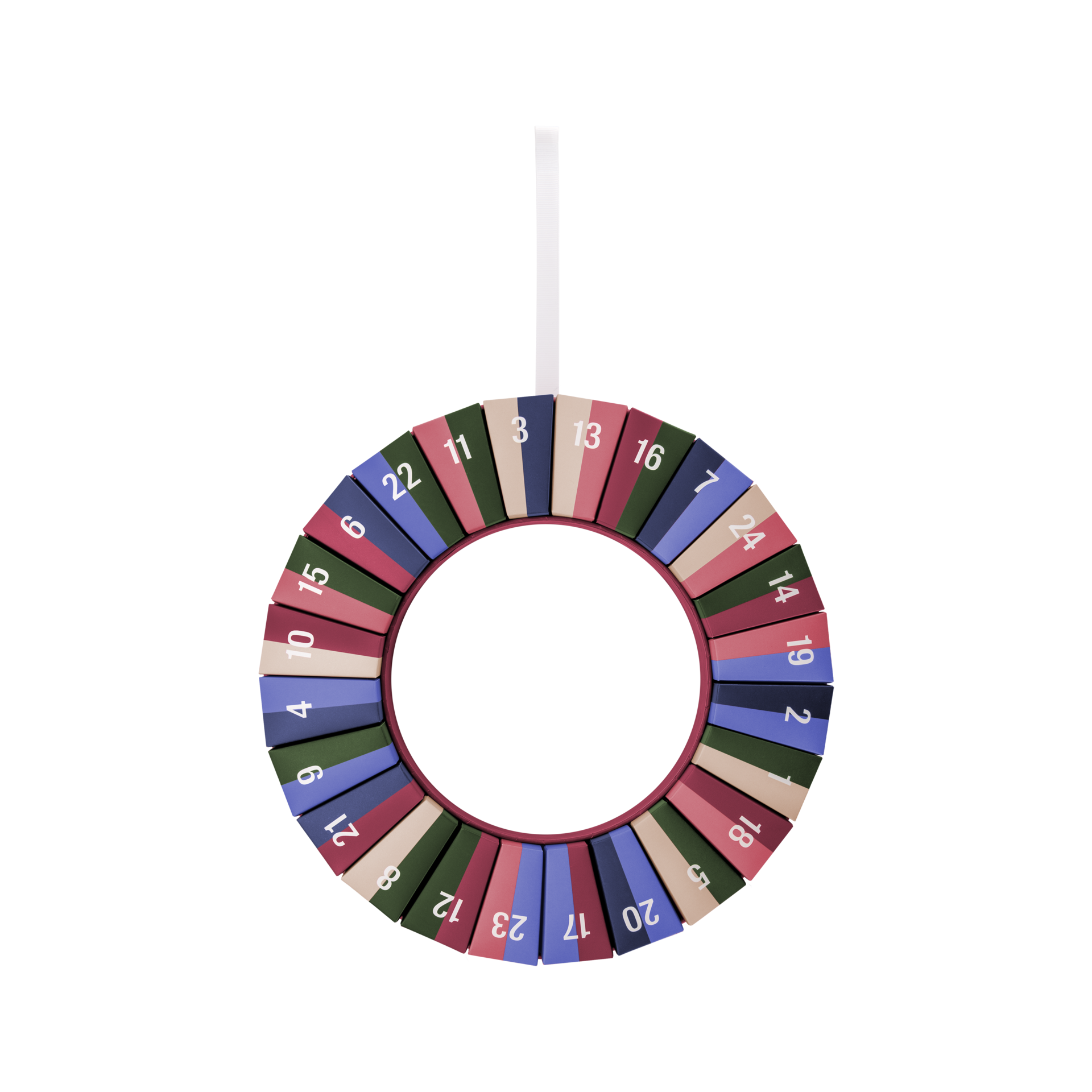 Couronne de l'Avent ronde avec 24 cases numérotées de différentes couleurs (bleu foncé, vert foncé, rose, beige). Suspendue à un ruban blanc, elle affiche les chiffres de 1 à 24 répartis régulièrement autour du centre.