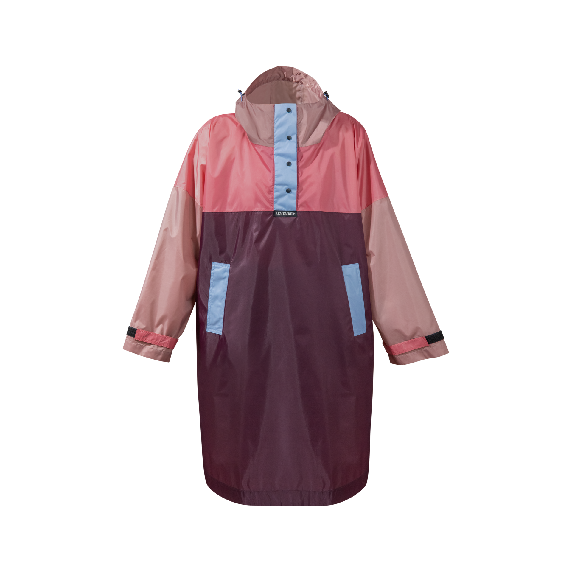 Freigestelltes, farbenfrohes Regencape Ida mit Kapuze und Druckknöpfen, in Pink-, Braun- und Blautönen. Seitliche Eingriffstaschen sind erkennbar.