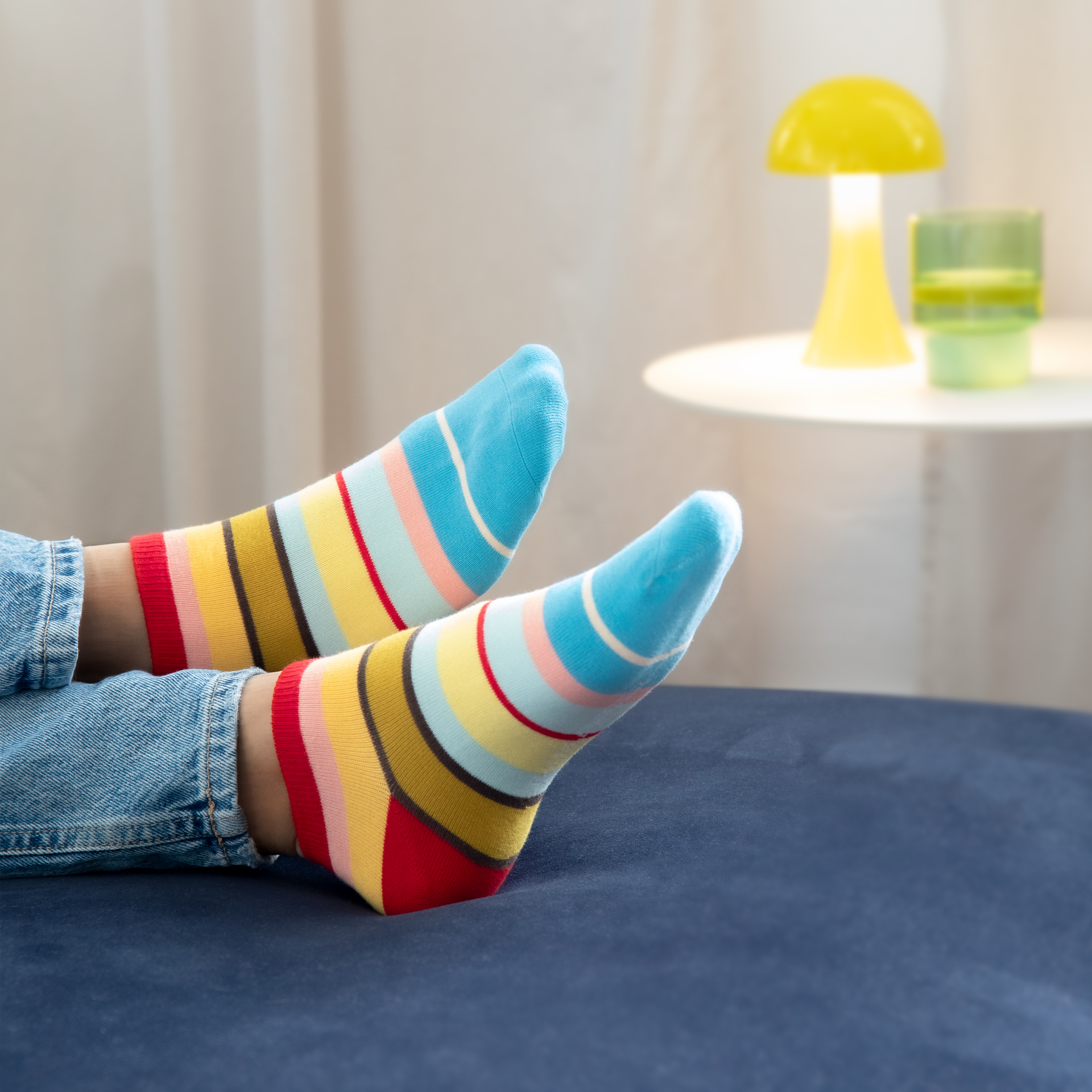 Drei farbenfrohe Sneakersocken mit Streifenmuster, Größe 36-41, im Bundle auf weißem Grund.