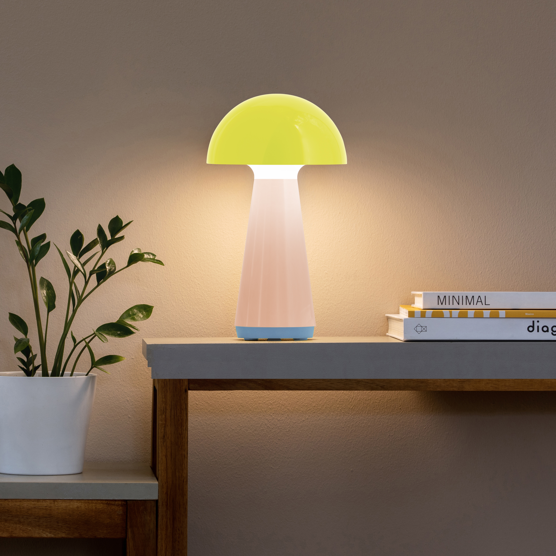 Freistehende Tischleuchte 'Bob' in Limettengrün, Pfirsich und Blau. Pilzförmiger Schirm, konischer Fuß, minimalistisches Design.
