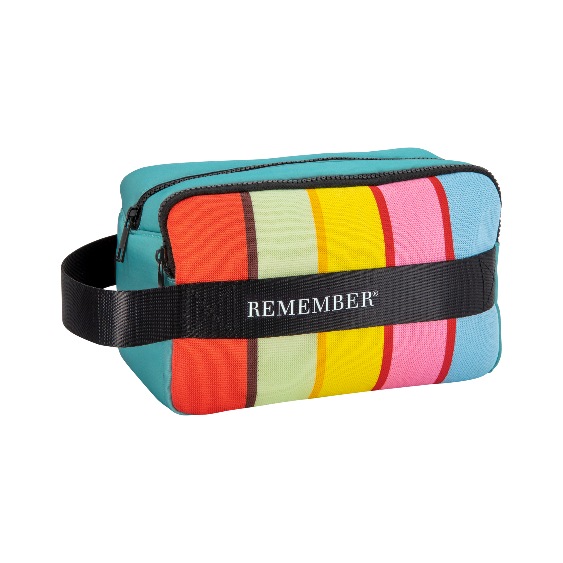 Trousse de toilette rectangulaire, dessus et dessous turquoise. Face avant à larges rayures verticales rouges, vert clair, jaunes, roses et bleu clair. Ruban noir «REMEMBER», fermeture à glissière noire, poignée de transport.