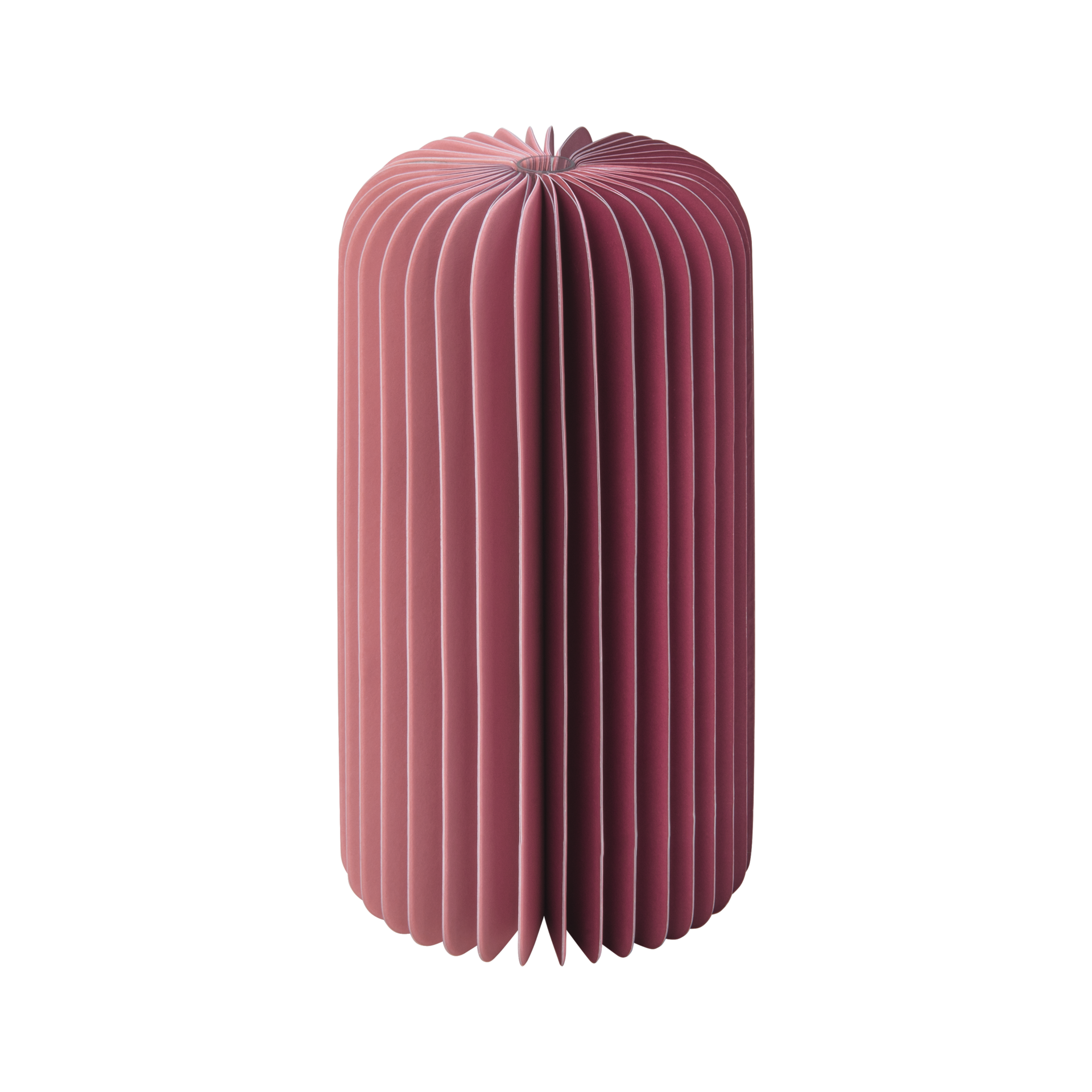 Ein aufgefaltetes 'Yuki' Papiervase-Listing in der Farbe Berry, mit zylindrischer Form und feinen, vertikalen Faltungen, präsentiert sich auf einem weißen Hintergrund.