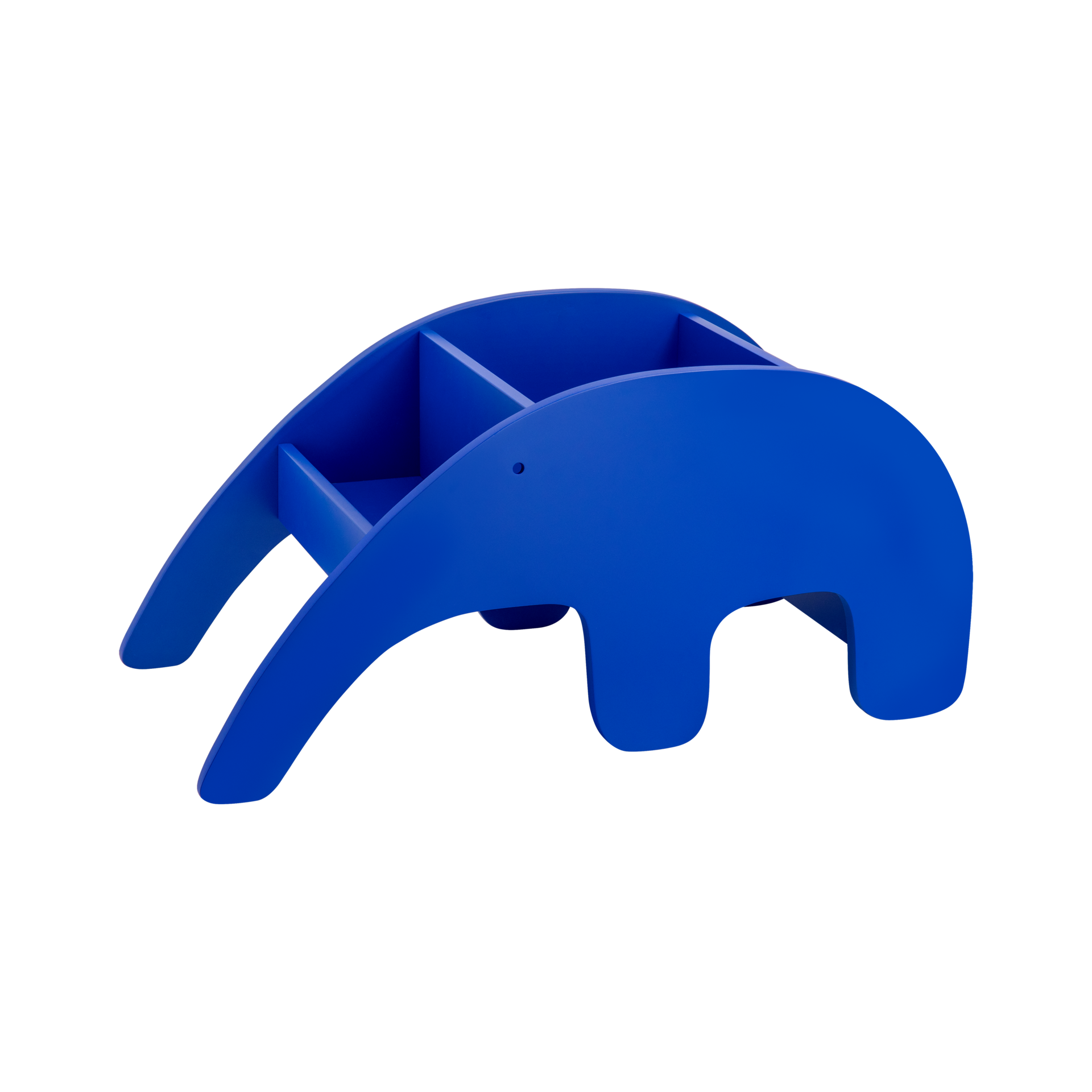 Blaues Bücherregal im Design eines Ameisenbärs mit Fächern. Das Regal steht auf vier Beinen, die den Körper des Tieres darstellen. Der Kopf ist abgerundet, ein kleines Loch ist als Auge zu erkennen.