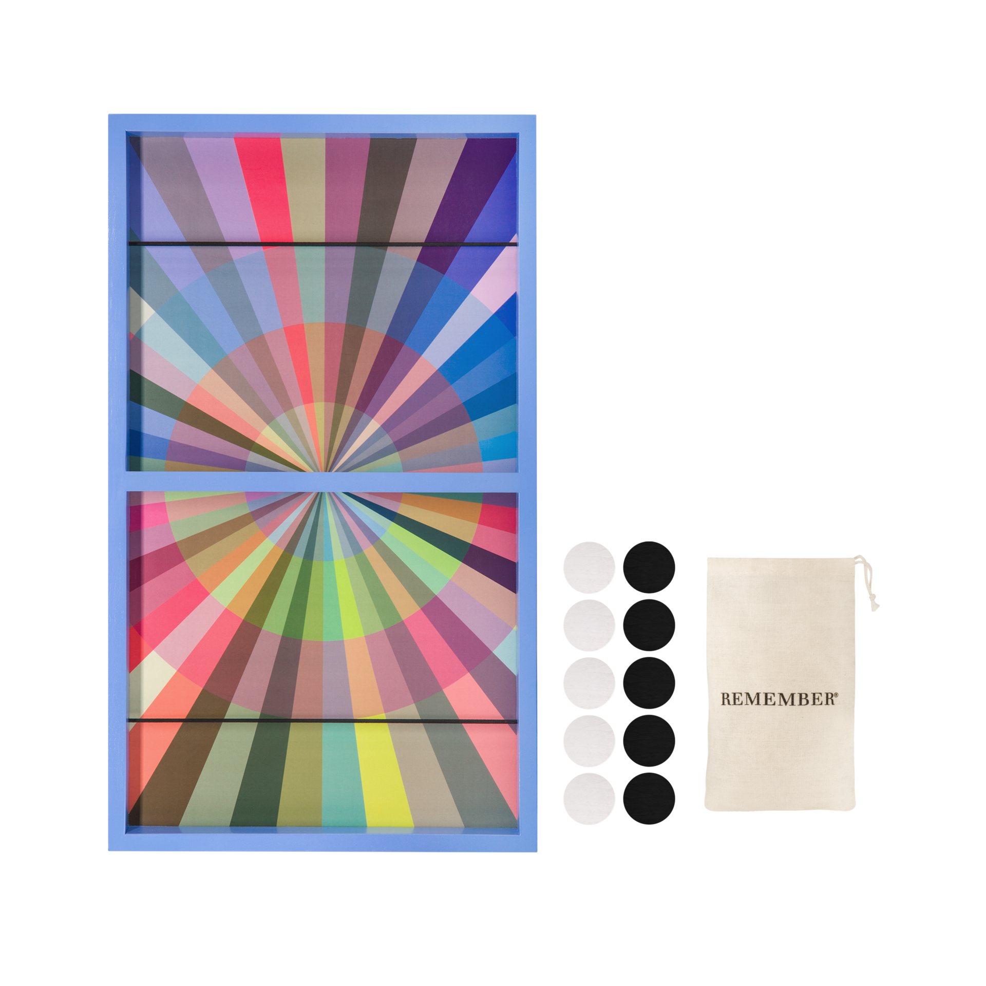 Plateau de jeu encadré de bleu clair, divisé horizontalement. Chaque moitié montre un motif abstrait en éventail, composé de nombreux segments colorés en rayons, couleurs arc-en-ciel. À côté : 3 pions blancs, 3 noirs et un sac «REMEMBER® ».