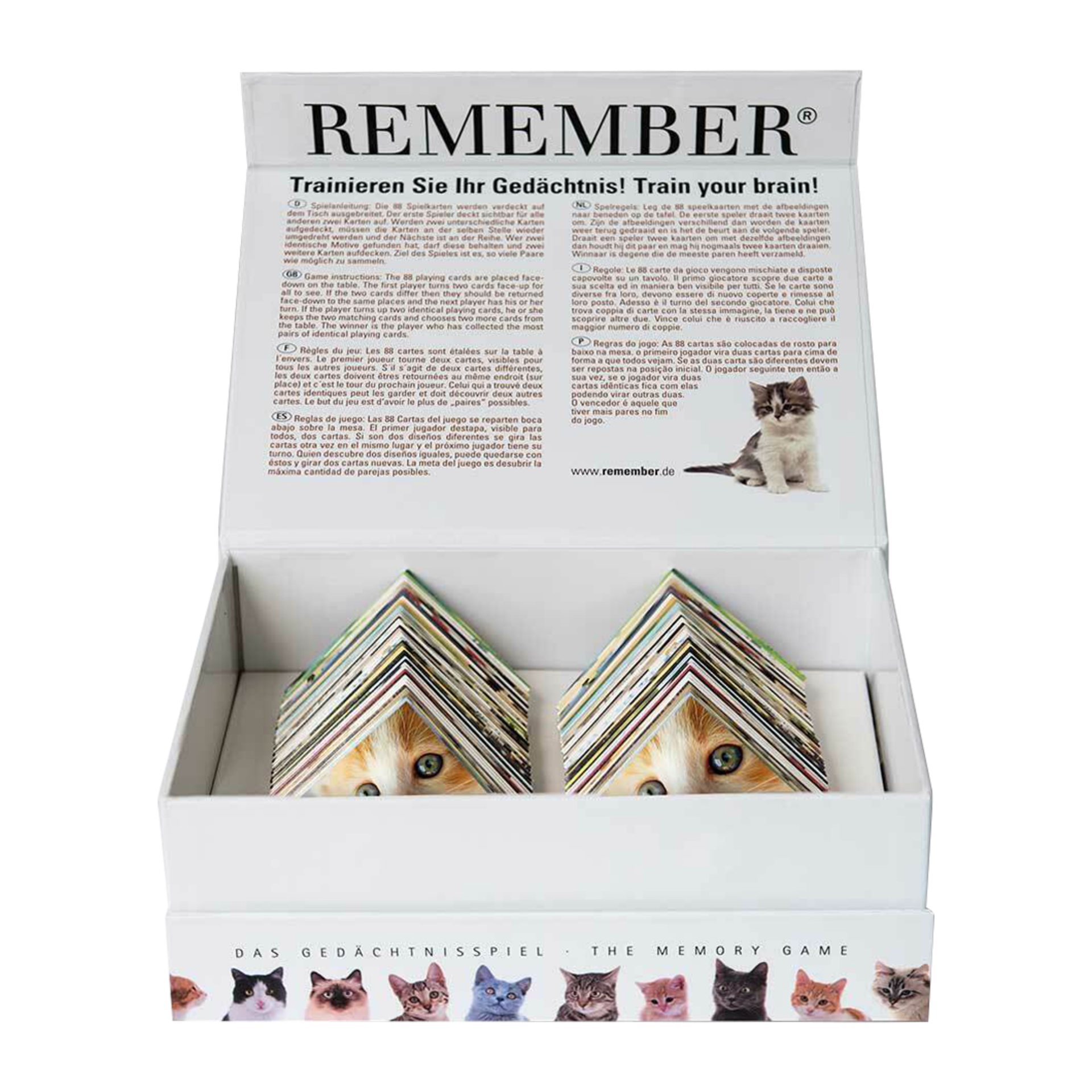 Close-Up von zwei Kartenstapeln mit Katzenmotiven, die in einer weißen Geschenkbox liegen. Die Box trägt den Aufdruck "DAS GEDÄCHTNISSPIEL - THE MEMORY GAME" mit Katzenbildern.