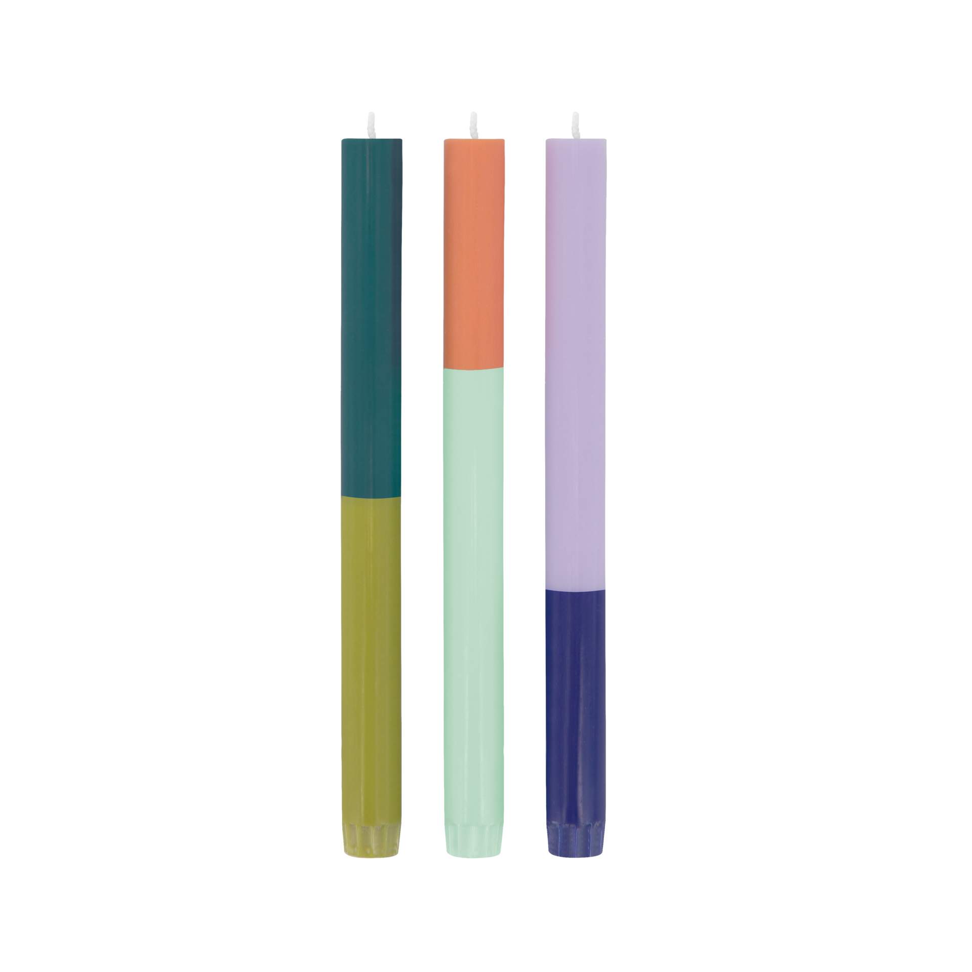 Drei Stabkerzen 'Riga' im Farbblock-Design in Grün/Olive, Orange/Minze und Lila/Dunkelblau, vor weißem Hintergrund.
