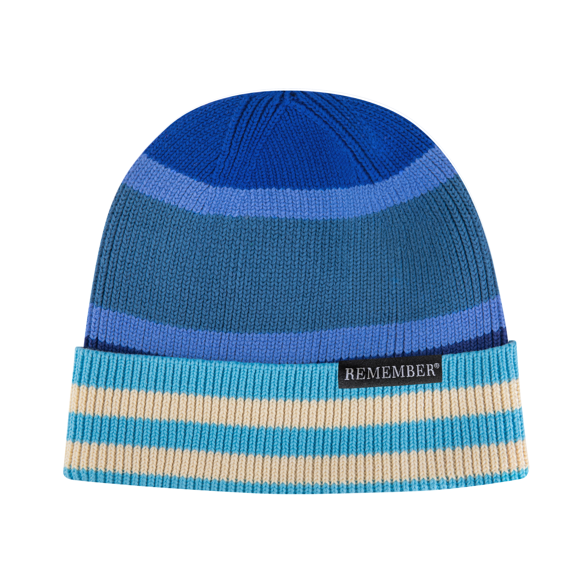 Bonnet en coton tricoté à rayures horizontales bleu et crème. Rayures larges sur le dessus, bleu foncé, moyen et clair ; rayures fines sur le bord rabattu, bleu clair et beige. Étiquette noire «REMEMBER®» devant.