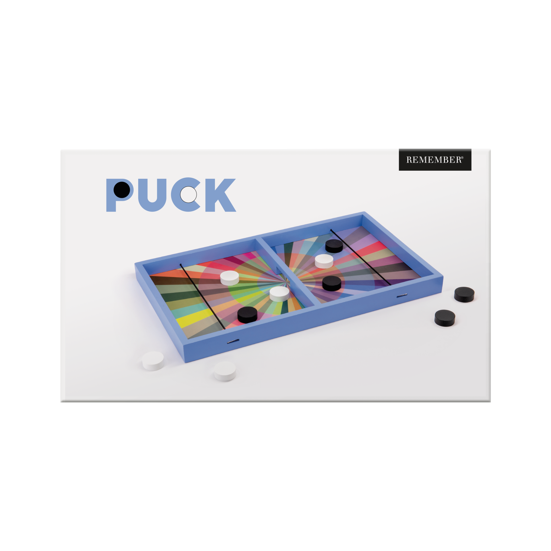 Plateau rectangulaire en bois bleu pour le jeu d'adresse « Puck ». Surface divisée en deux moitiés, décorée d'un motif radial coloré. Pions ronds noirs et blancs sur et près du plateau. Élastiques de lancement.