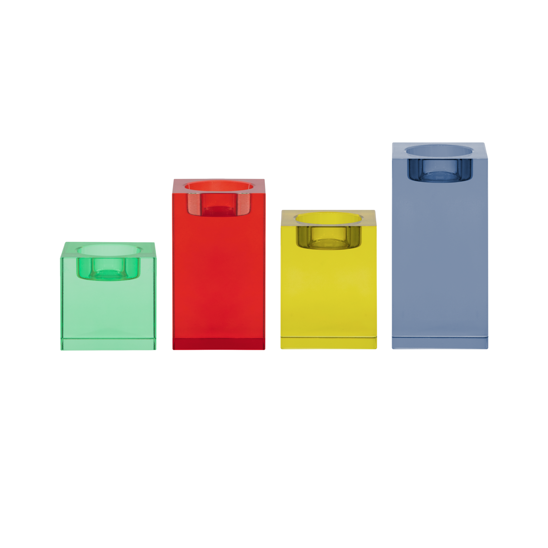 Vier Glasblock-Kerzenhalter in Grün, Rot, Gelb und Blau, gestaffelt nach Höhe, freigestellt vor weißem Hintergrund.