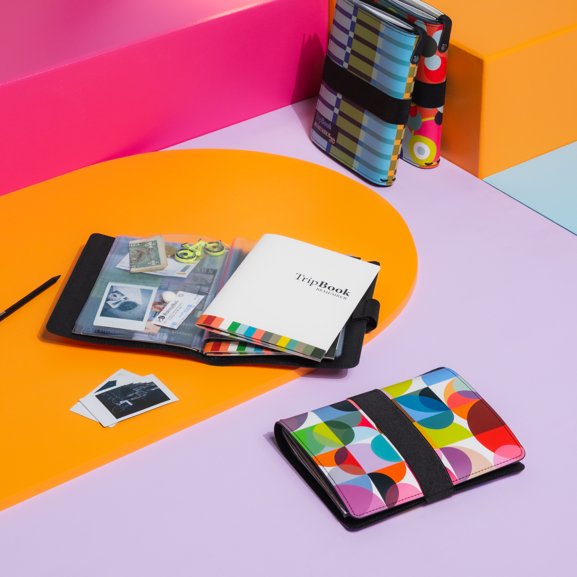 TripBook Solena 'Remember 30' mit farbenfrohem, geometrischem Muster und Gummiband. Links unten ist eine blaue Sprechblase mit der Zahl 30.