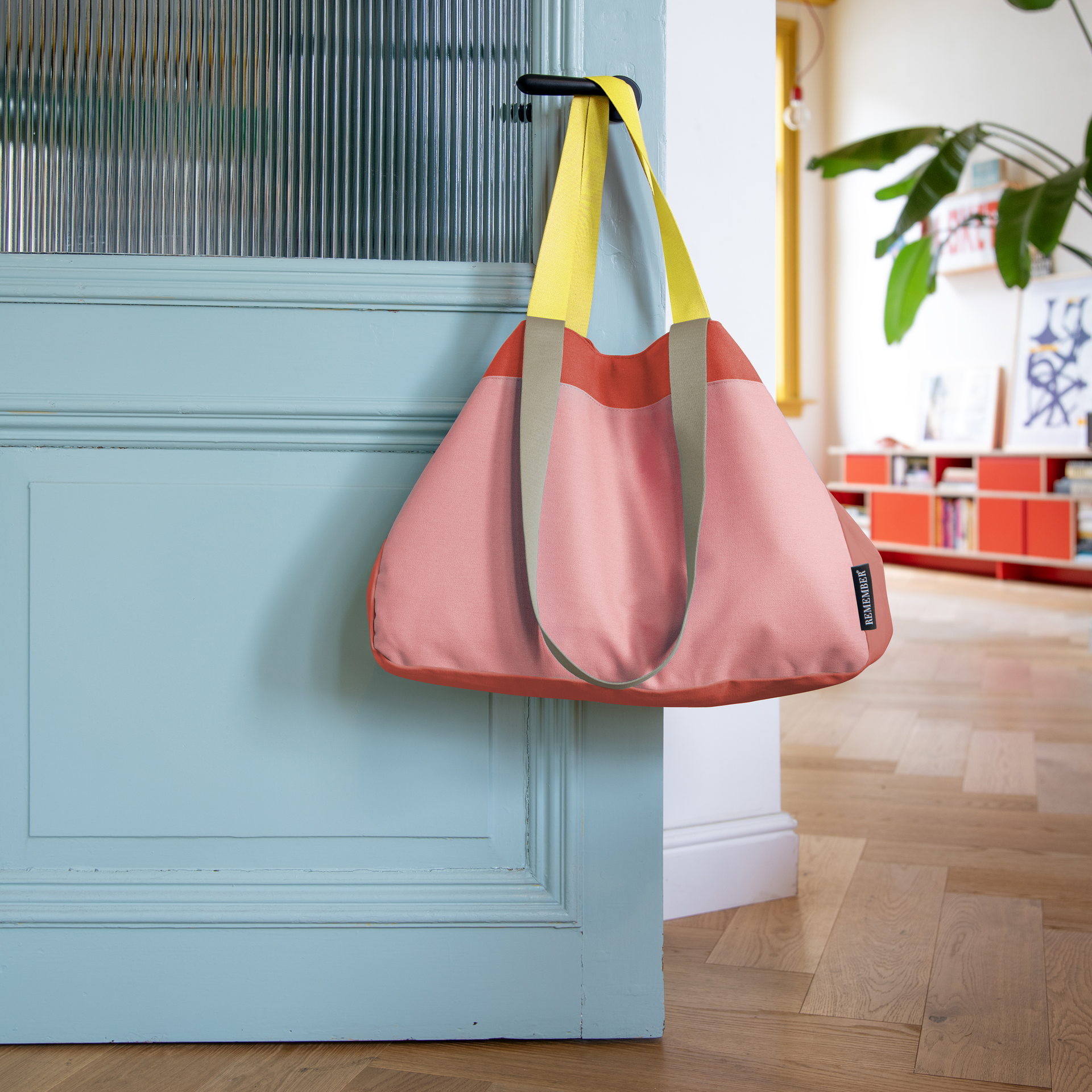 Pinke Canvas-Tasche mit gelben und grauen Trägern sowie einer kleinen, abnehmbaren, pinken Tasche.