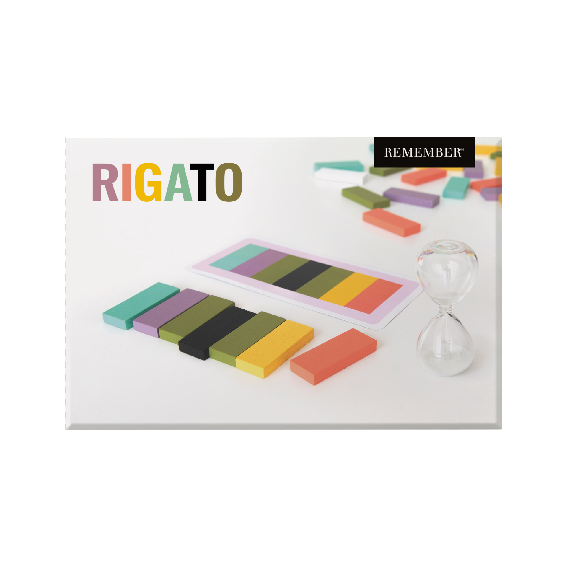 Éléments d'un jeu de mémoire posés sur une table blanche. Des tuiles rectangulaires en bois colorées sont disposées devant une carte de mission présentant le même motif de couleurs. À côté, un sablier presque vide ; à l'arrière-plan, des pions flous.